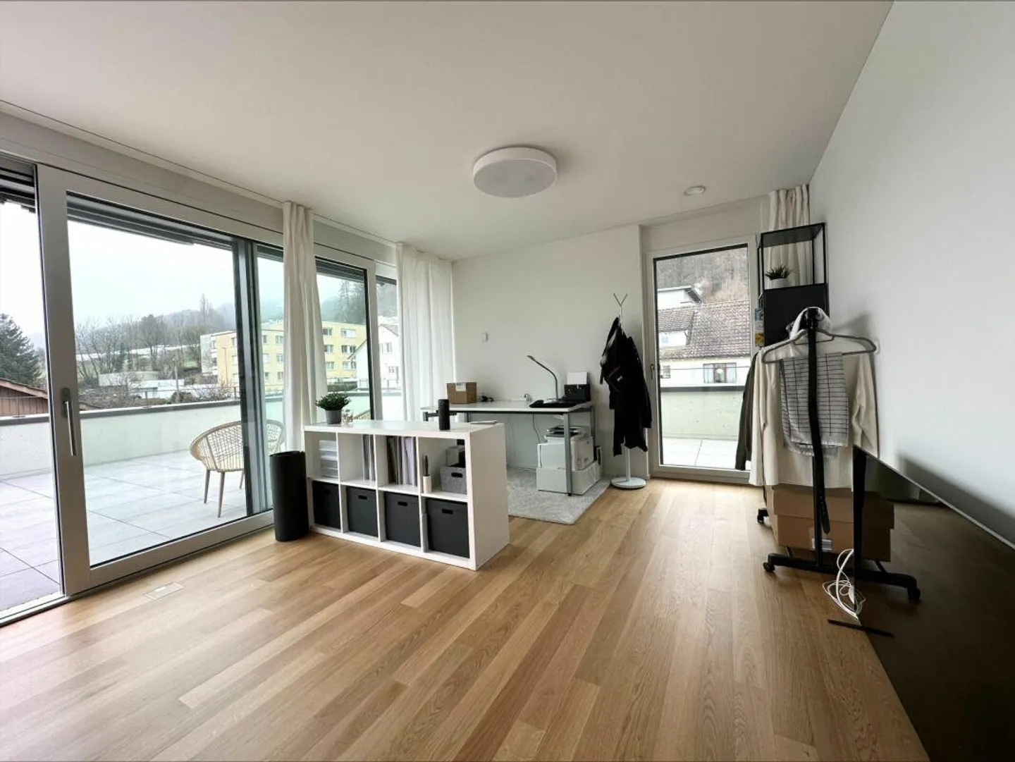 Comfort abitativo contemporaneo con arredi di alta qualità e terrazza soleggiata - Foto 3 di 9