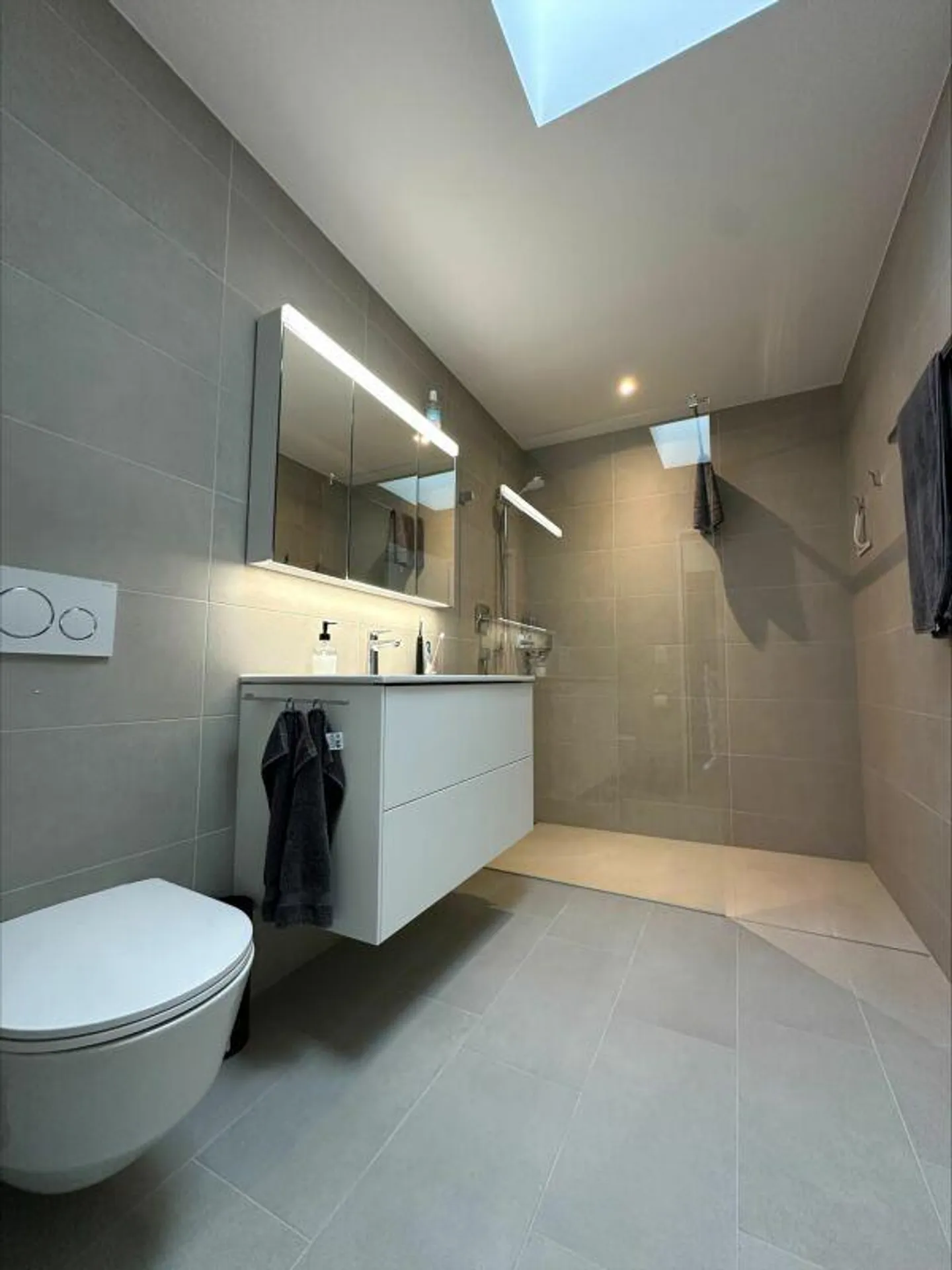 Comfort abitativo contemporaneo con arredi di alta qualità e terrazza soleggiata - Foto 6 di 9