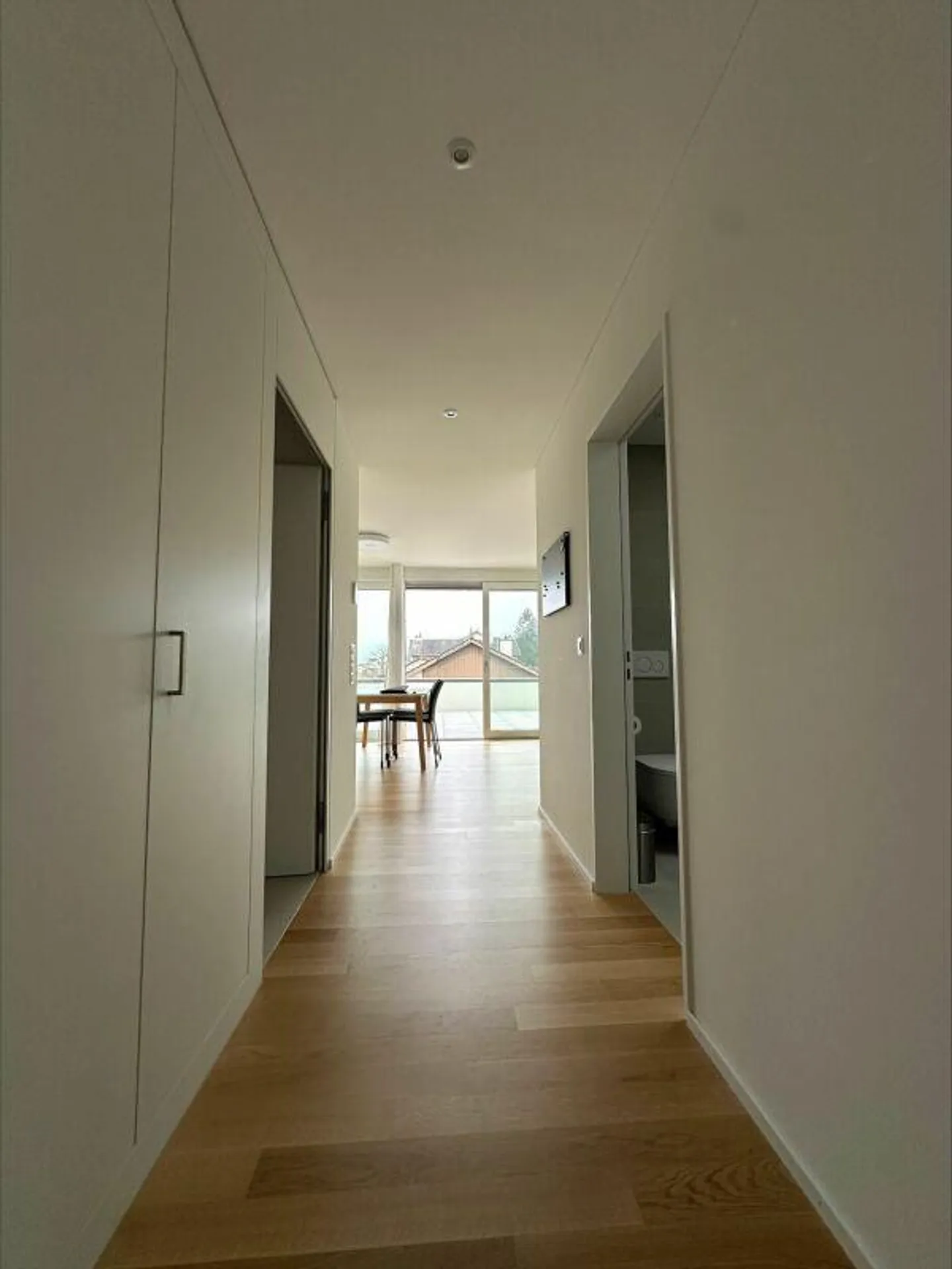 Comfort abitativo contemporaneo con arredi di alta qualità e terrazza soleggiata - Foto 4 di 9