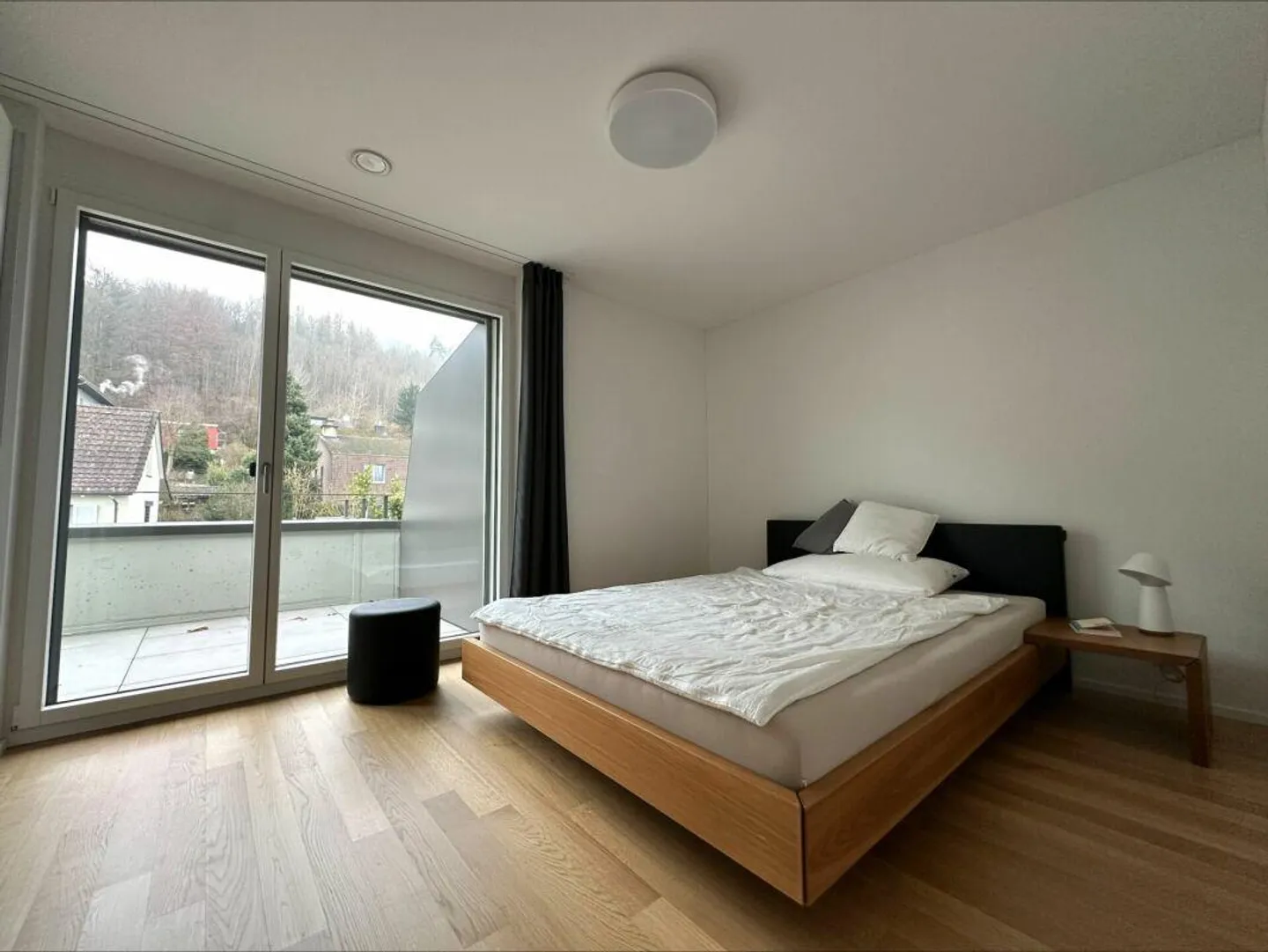 Comfort abitativo contemporaneo con arredi di alta qualità e terrazza soleggiata - Foto 5 di 9