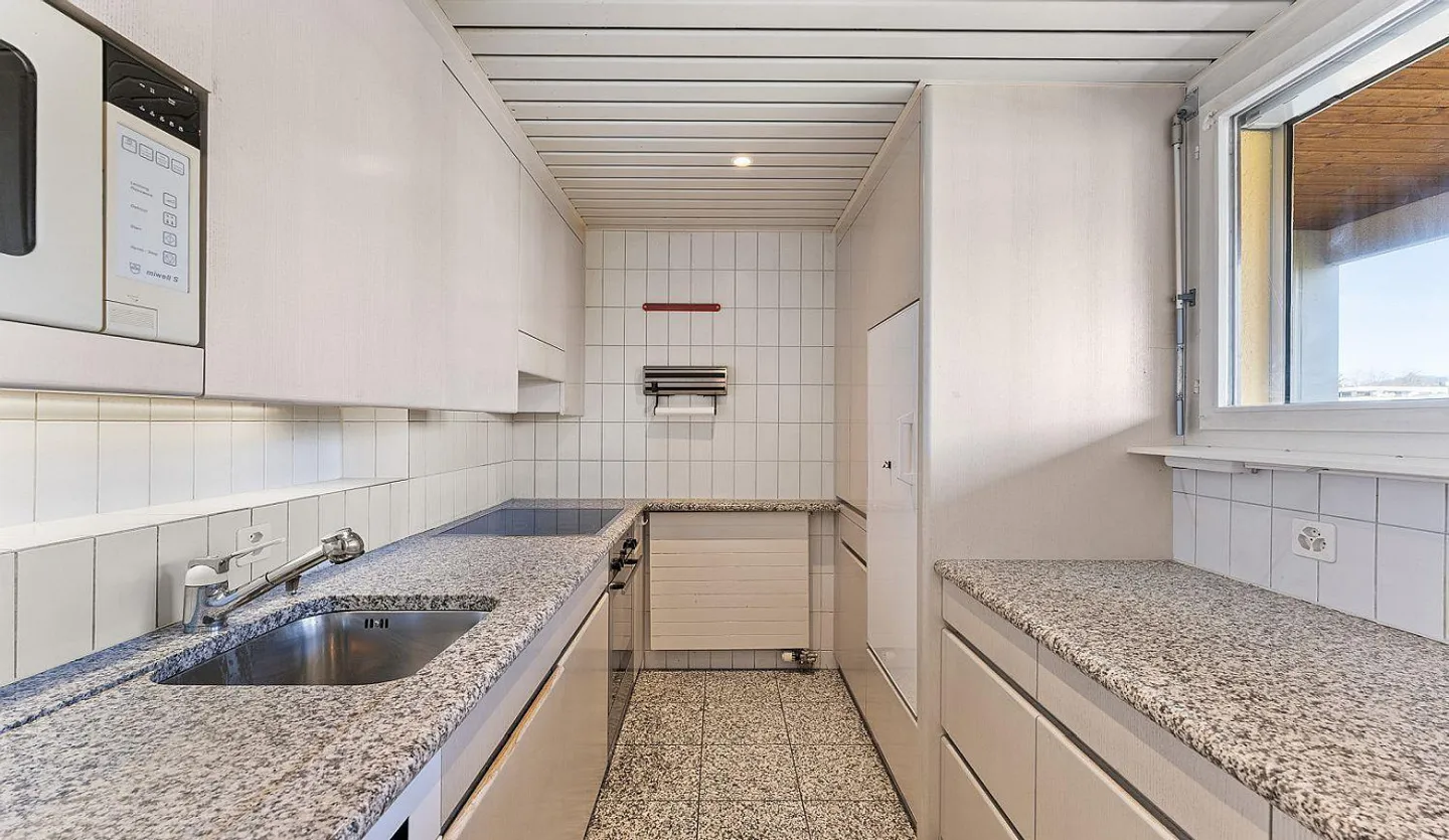 6.5-ROOM PENTHOUSE MAISONETTE – LOTS OF SPACE, LOTS OF POTENTIAL, BANK-APPROVED - Photo 6 of 18