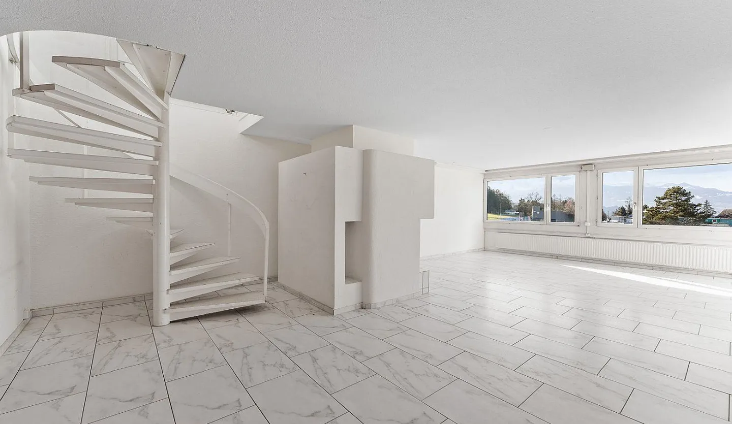 6.5-ROOM PENTHOUSE MAISONETTE – LOTS OF SPACE, LOTS OF POTENTIAL, BANK-APPROVED - Photo 7 of 18
