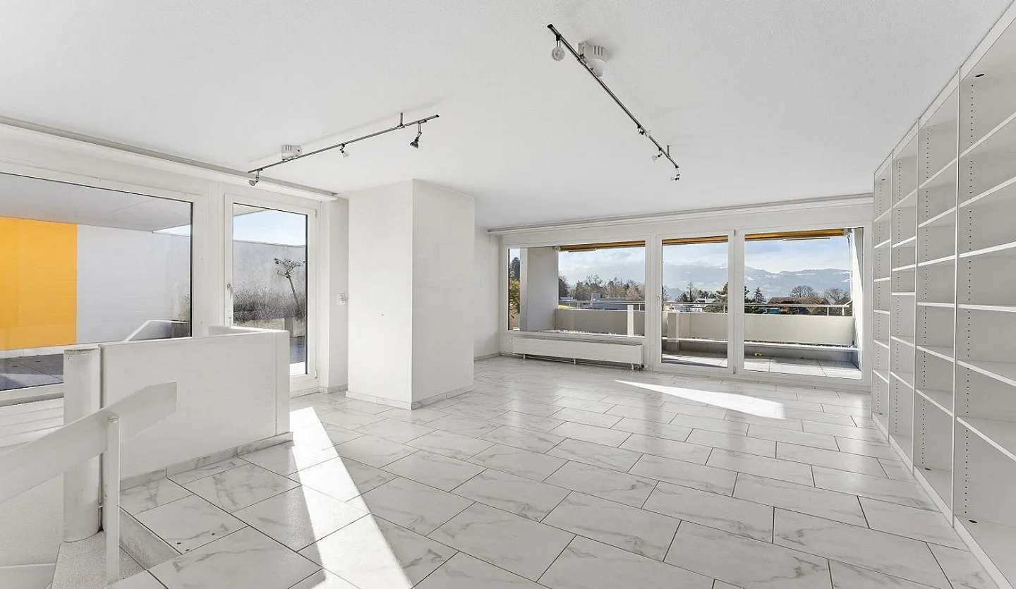 6.5-ROOM PENTHOUSE MAISONETTE – LOTS OF SPACE, LOTS OF POTENTIAL, BANK-APPROVED - Photo 8 of 18