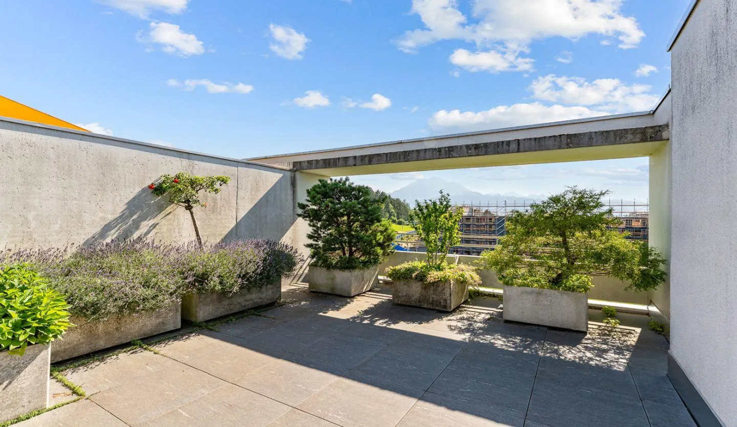 6.5-ROOM PENTHOUSE MAISONETTE – LOTS OF SPACE, LOTS OF POTENTIAL, BANK-APPROVED - Photo 11 of 18