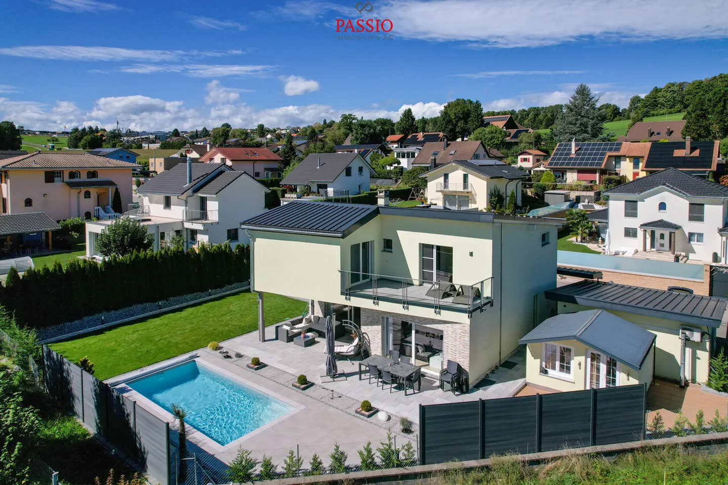Maison individuelle de 6,5 pièces avec studio, piscine et grand jardin - Photo 1 sur 44