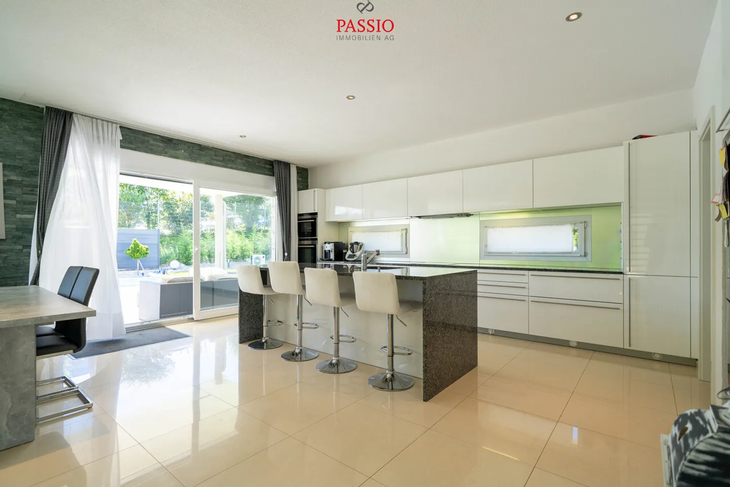 Maison individuelle de 6,5 pièces avec studio, piscine et grand jardin - Photo 5 sur 44
