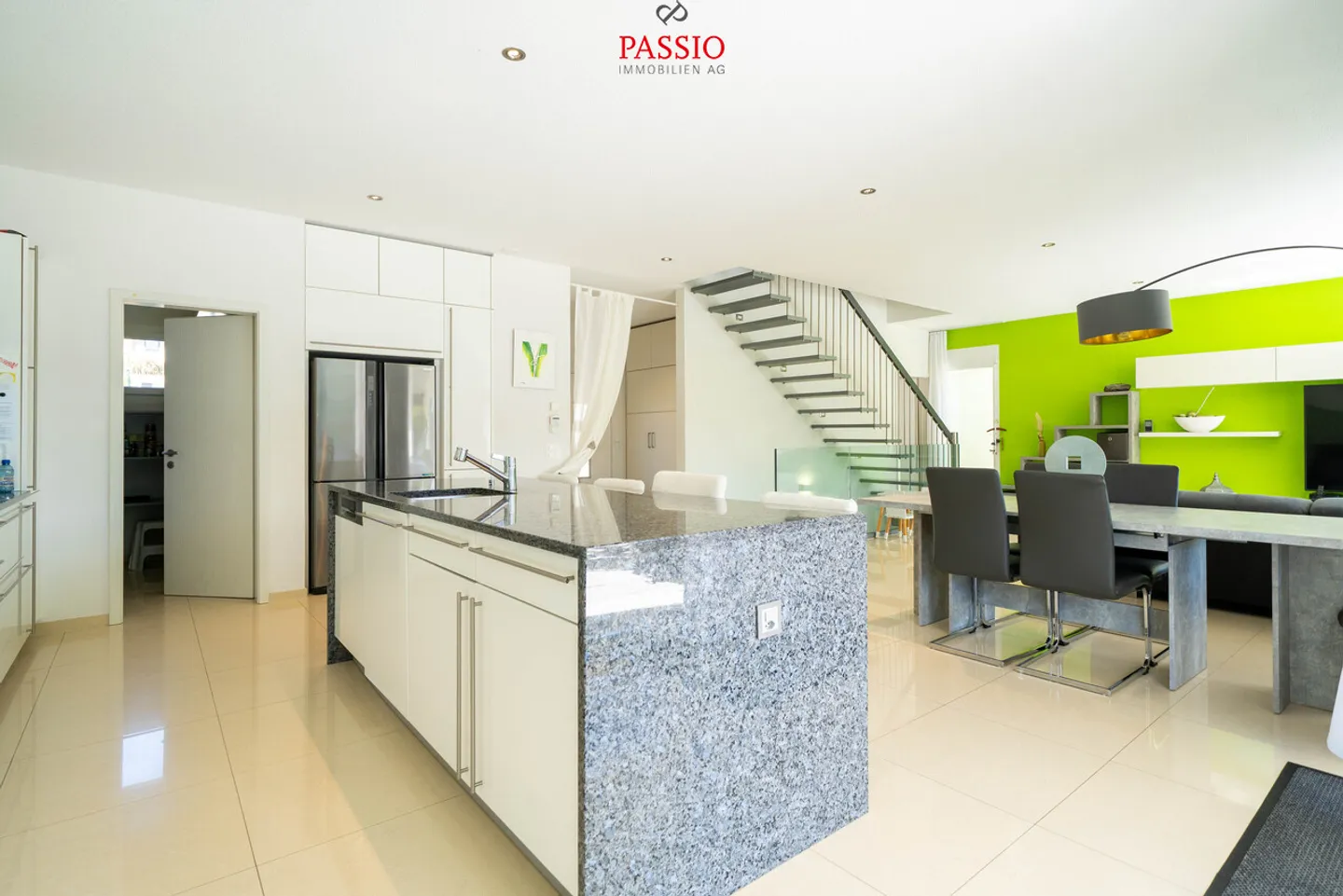 Maison individuelle de 6,5 pièces avec studio, piscine et grand jardin - Photo 8 sur 44