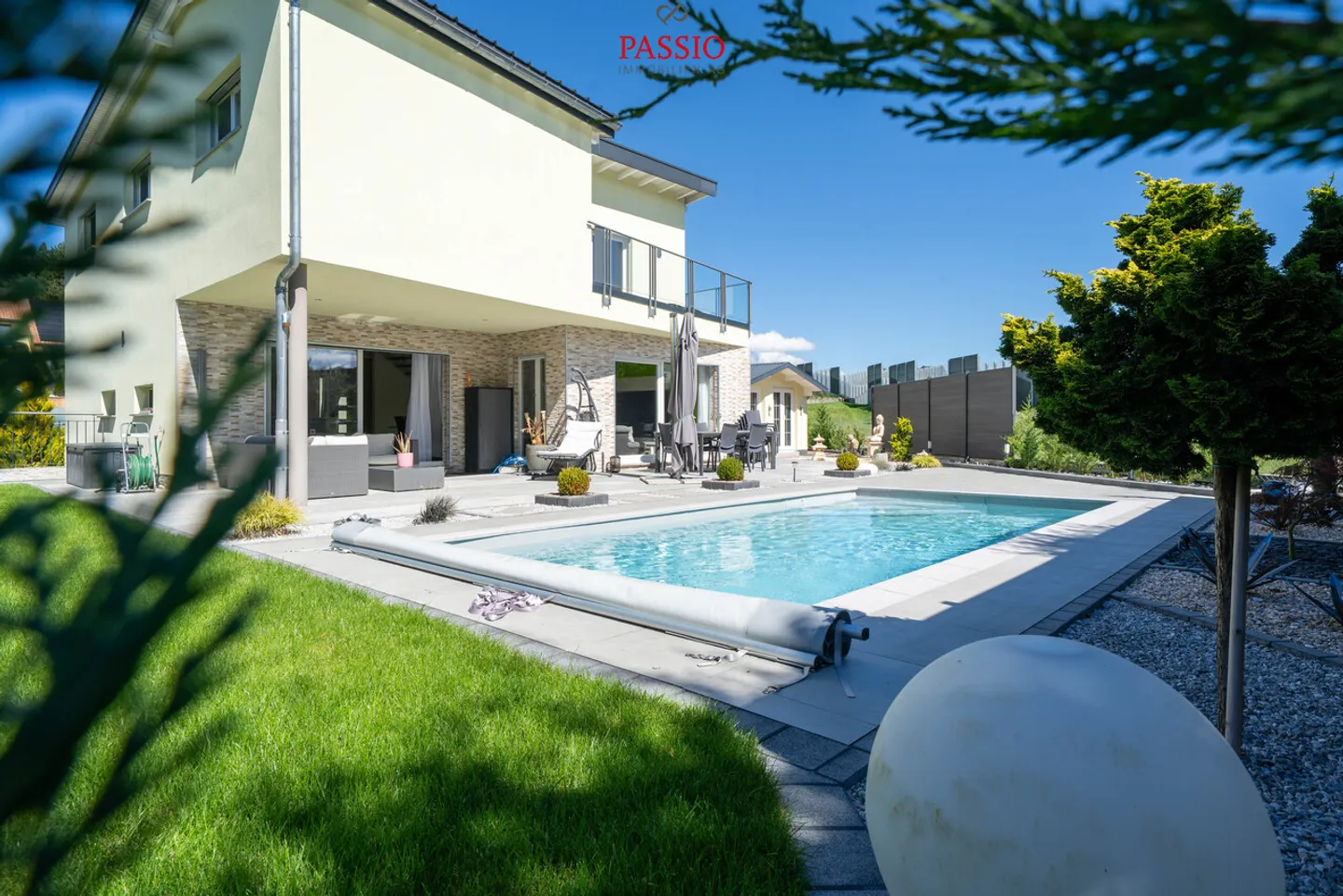 Maison individuelle de 6,5 pièces avec studio, piscine et grand jardin - Photo 2 sur 44