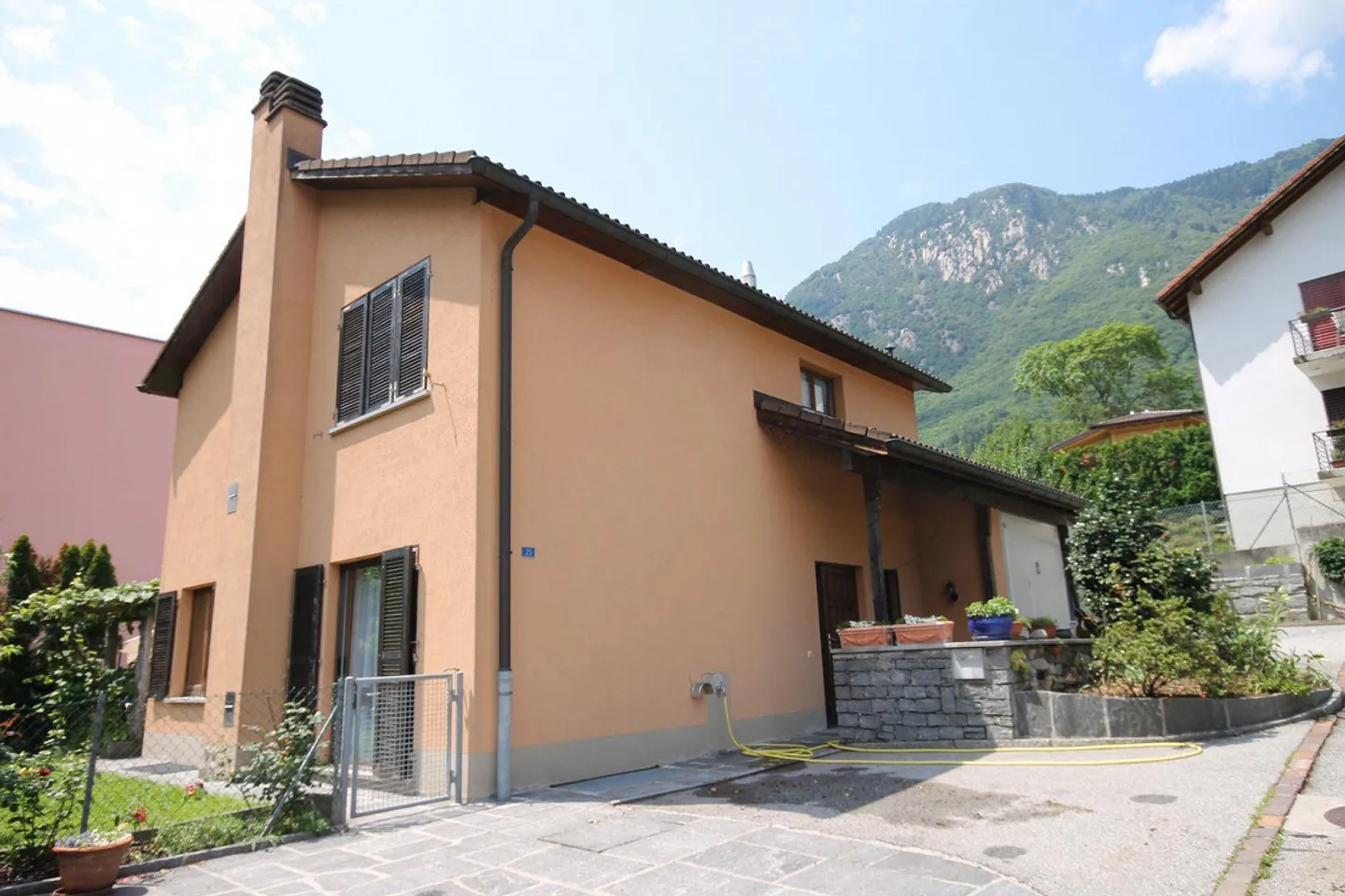 Incantevole Casa Familiare a Lumino - Foto 1 di 20