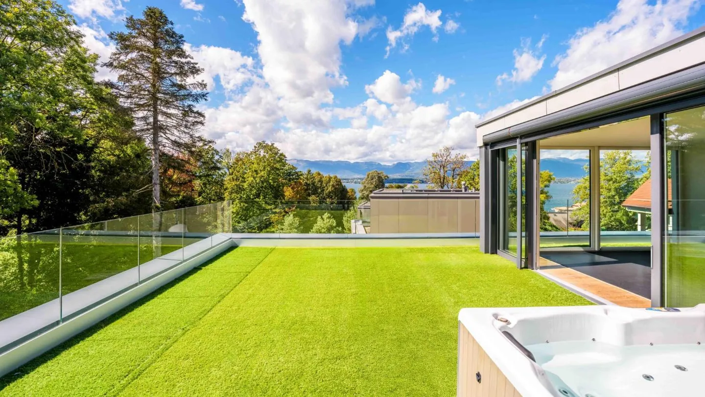 Casa con piscina e vista lago - Foto 1 di 6