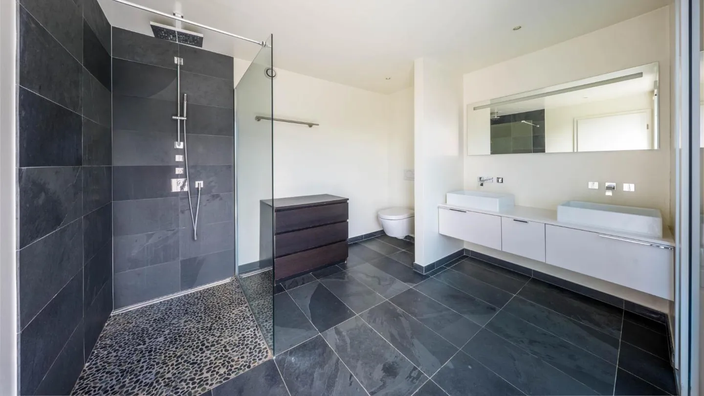 Casa con piscina e vista lago - Foto 6 di 6