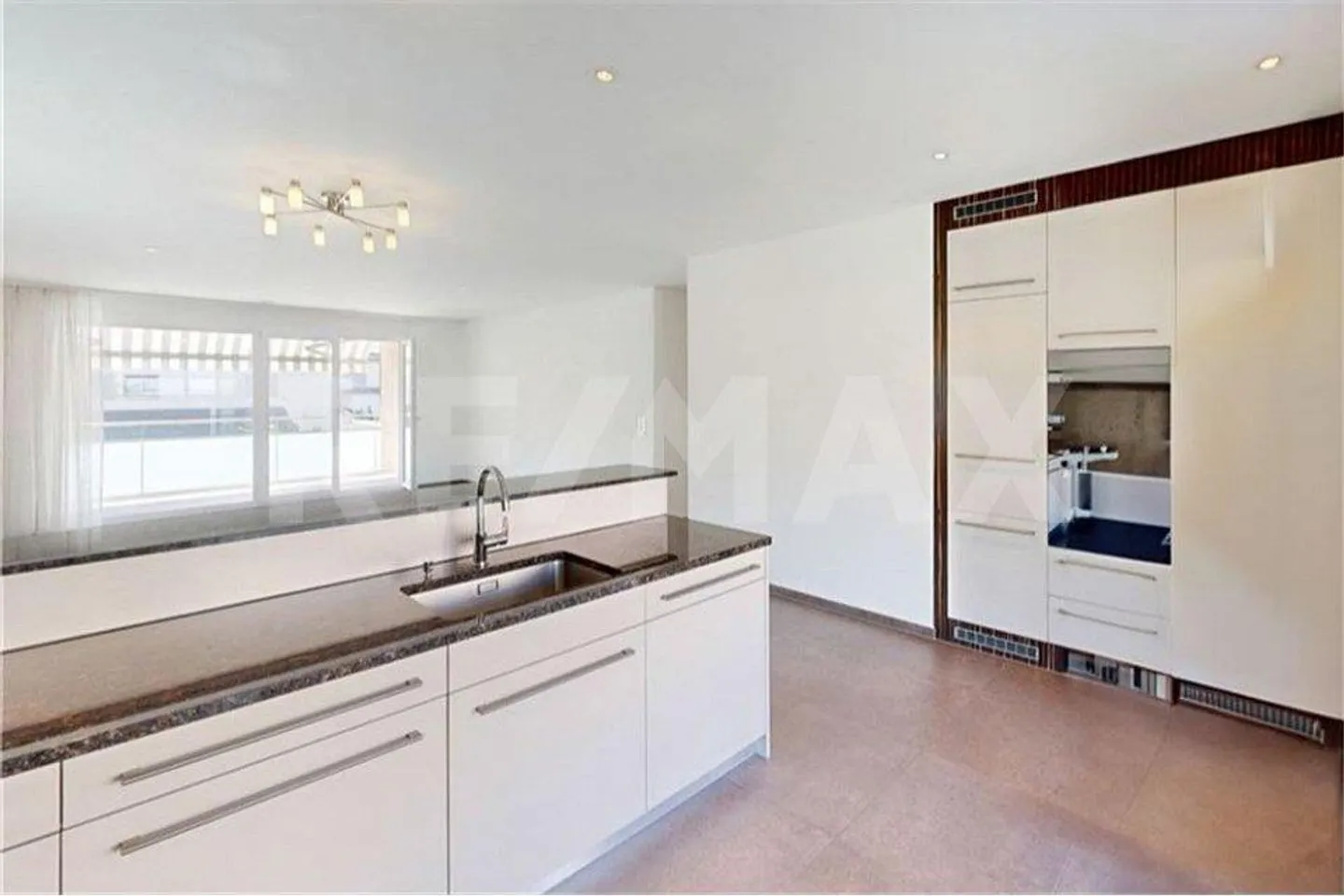 Condominio moderno di 4,5 stanze con un piano ben progettato - Foto 3 di 12