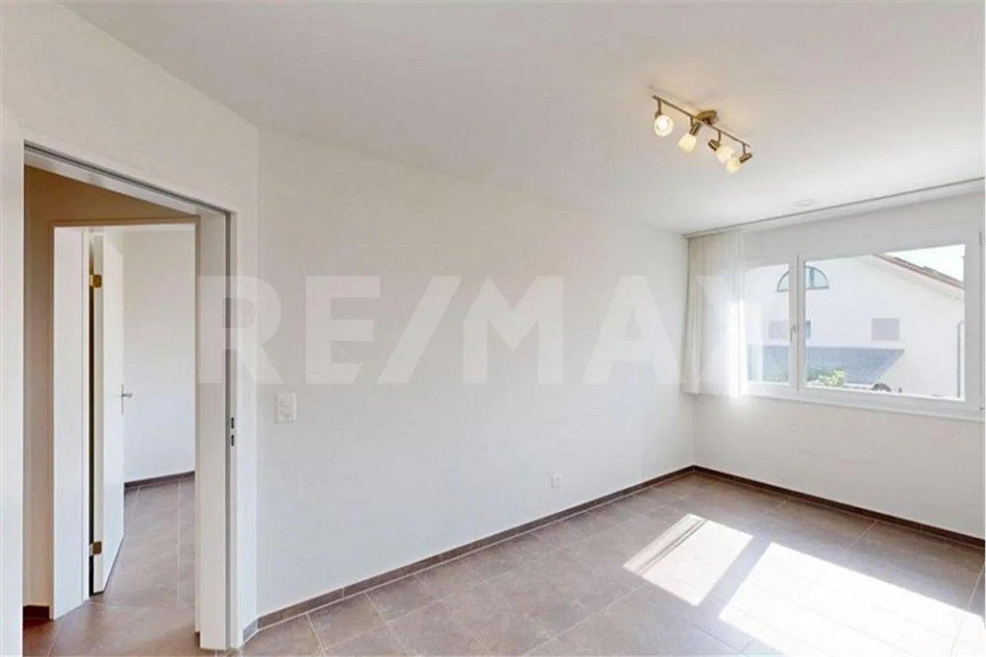 Condominio moderno di 4,5 stanze con un piano ben progettato - Foto 9 di 12