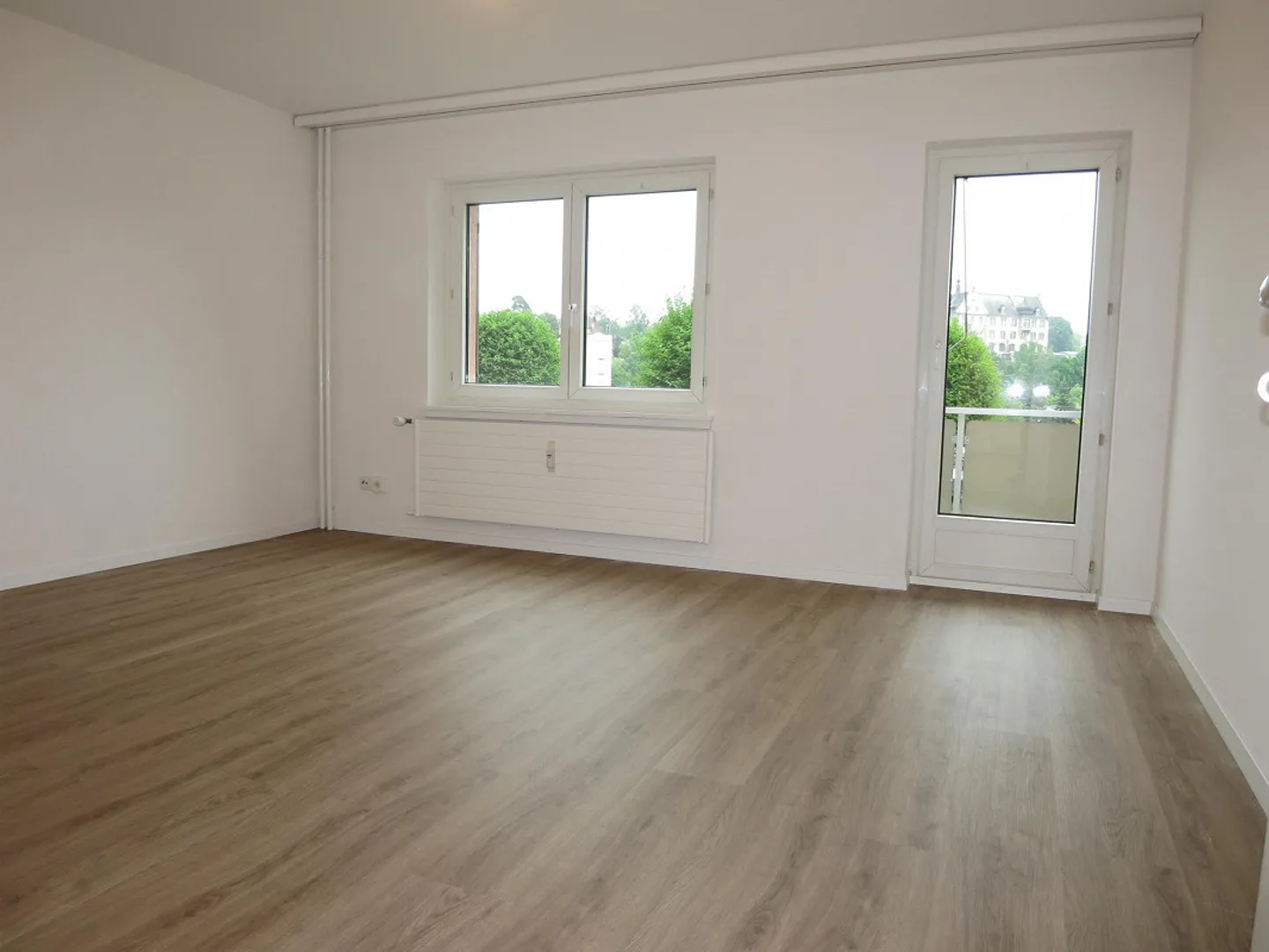 Bright 3.5-room apartment with balcony and beautiful view - Photo 4 of 12