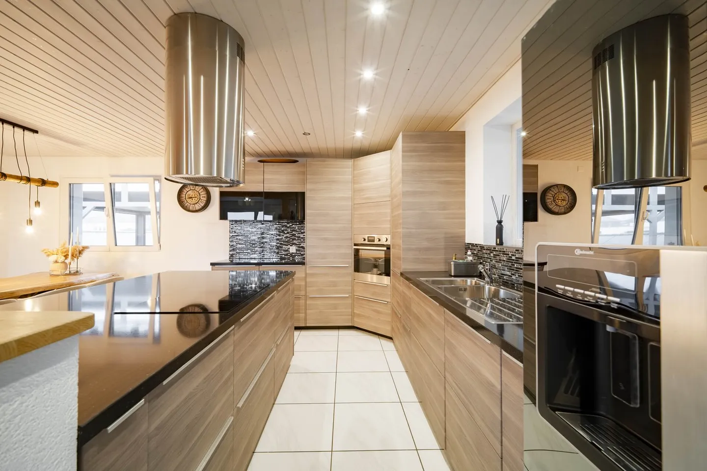 Ampio appartamento duplex con vista panoramica e comfort moderni - Foto 2 di 6