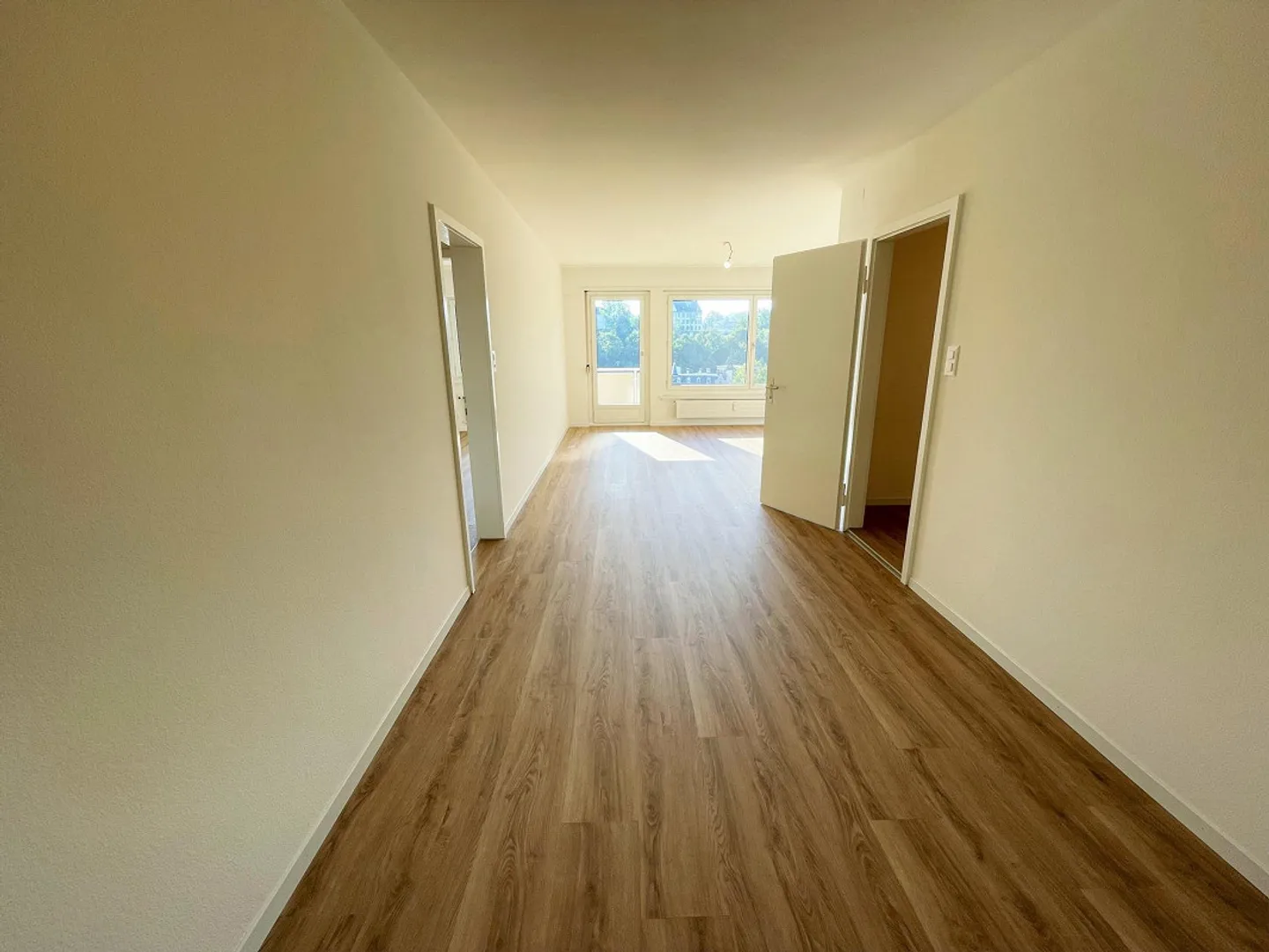 Bright 3.5-room apartment with balcony and beautiful view - Photo 11 of 12