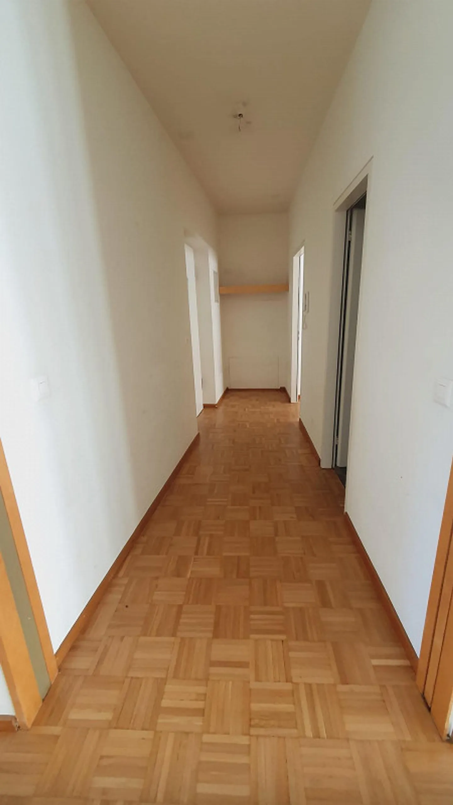 Ampio appartamento di 2 stanze in stile antico nella migliore posizione direttamente sul Reno - Foto 8 di 13