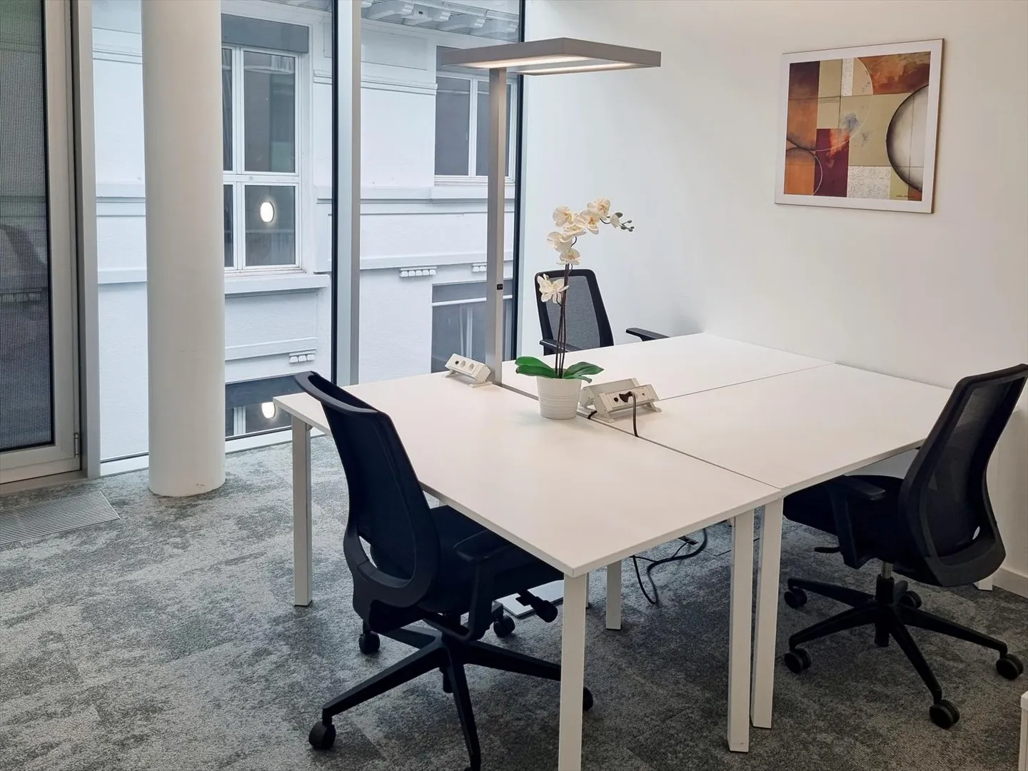 Bureau pour 3 personnes chez Regus City Flon - Photo 1 sur 20