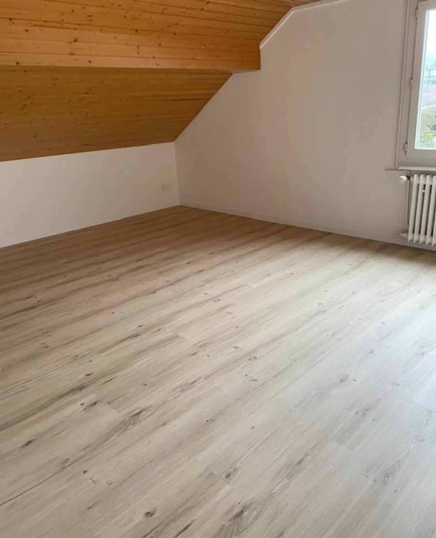 Charmante Dachwohnung mit Aussicht - Foto 4 von 8