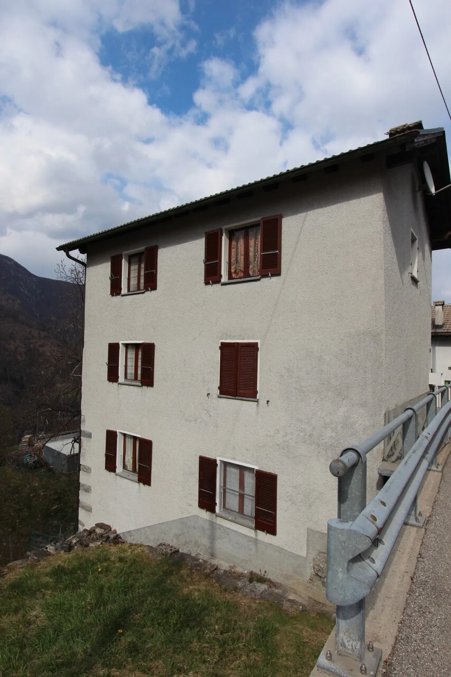 Vendesi casa unifamiliare di 3 piani nelle Centovalli - Foto 1 di 5