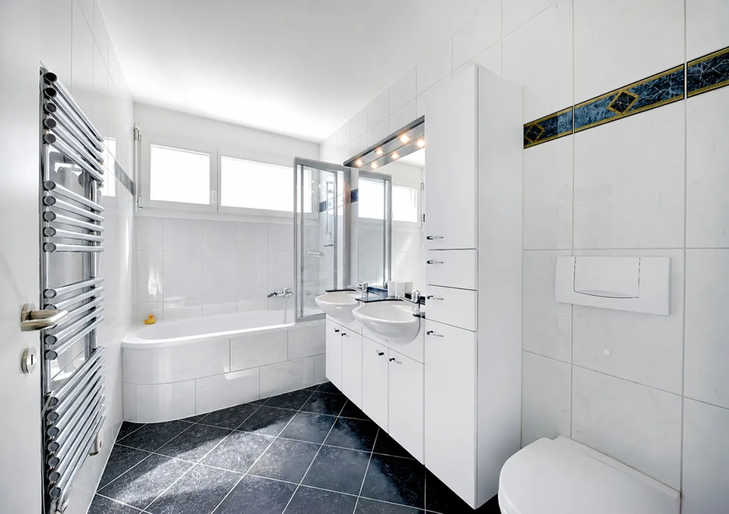 5.5 Room Condominium in a Quiet Location with a View of the Greenery - Photo 9 of 14