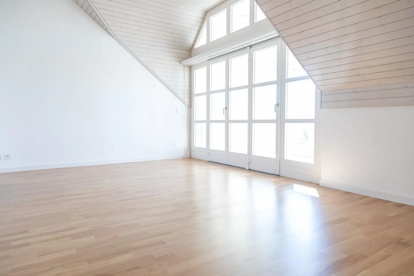 Renovated 3.5-room attic apartment - Photo 2 of 9