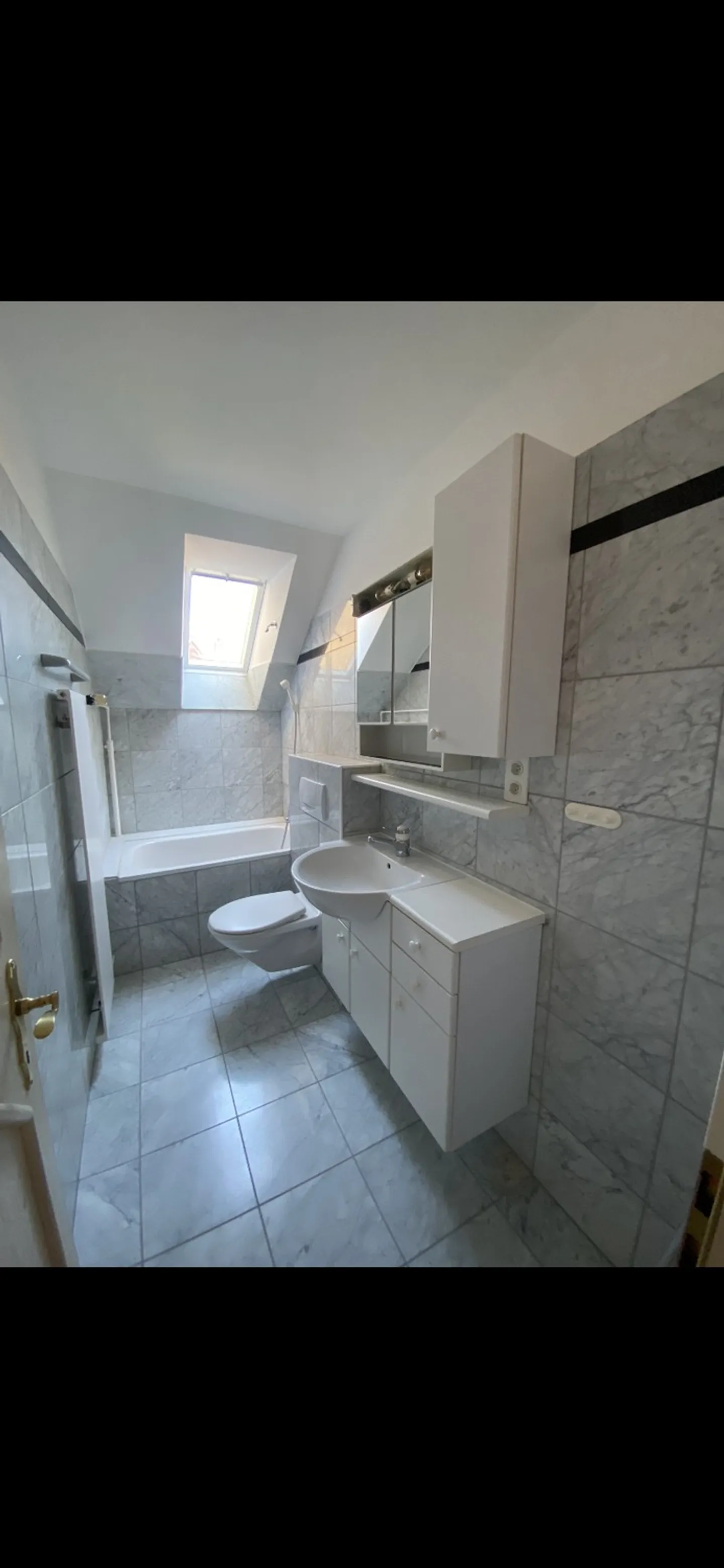 Charmante 4-Zimmer-Dachwohnung an zentraler Lage im Kreis 3 Nähe Schmiede Wiedikon - Foto 6 von 8