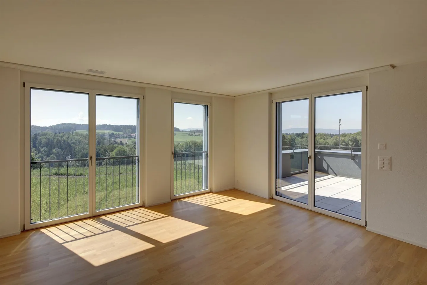 Moderne und helle Wohnung in Zumikon! - Foto 3 von 5