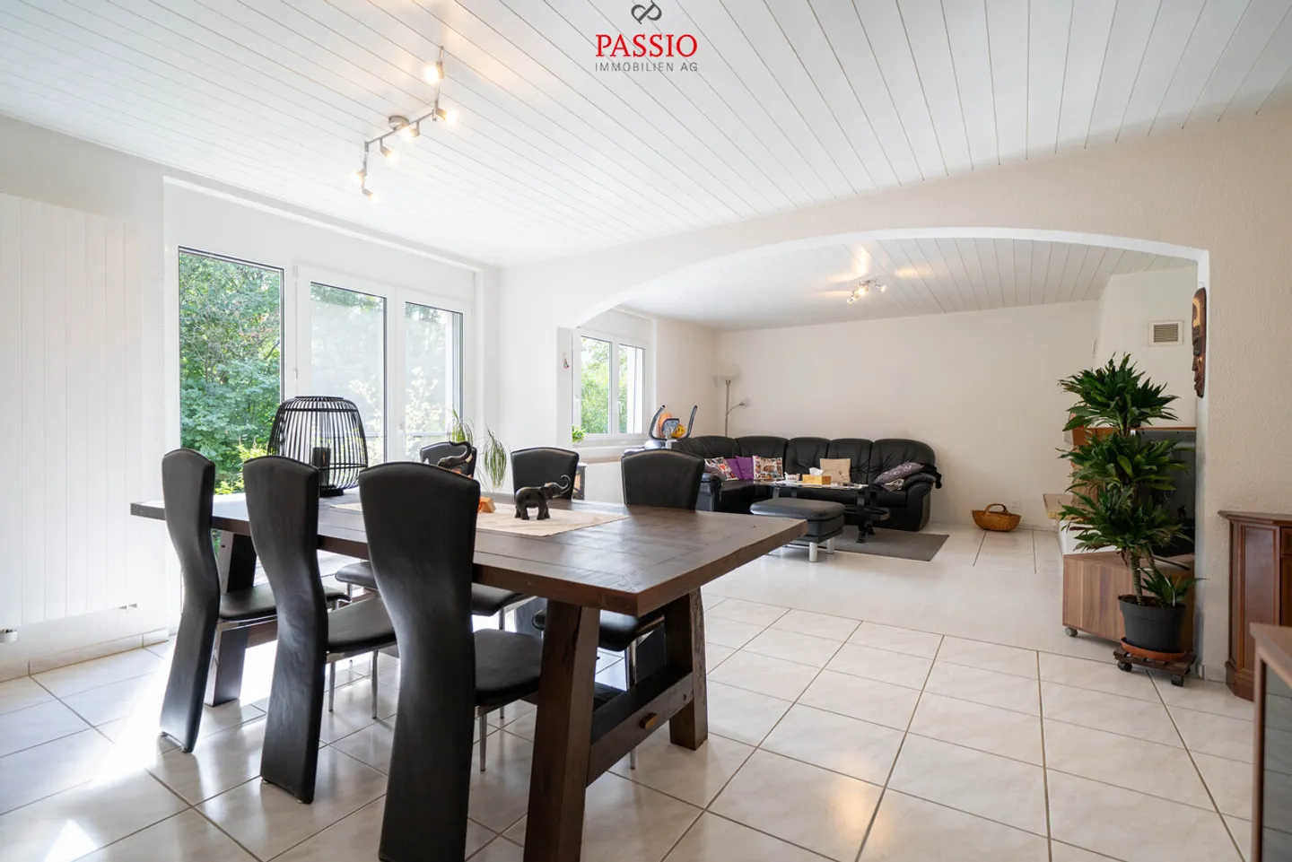 Einfamilienhaus mit 5,5 Zimmern, Swimmingpool und großem Garten - Foto 3 von 37