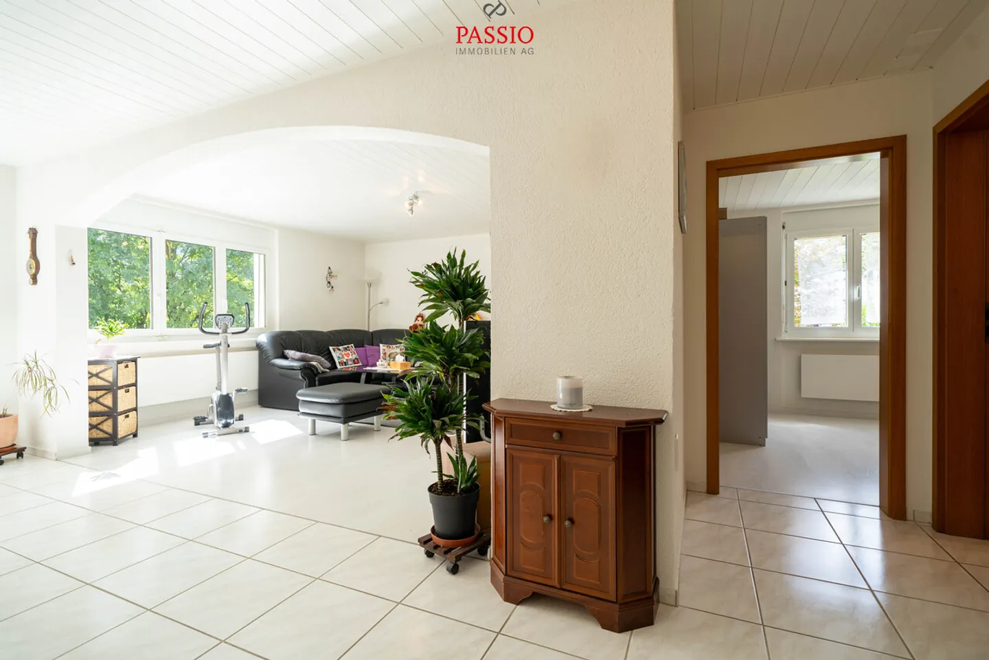 Einfamilienhaus mit 5,5 Zimmern, Swimmingpool und großem Garten - Foto 7 von 37