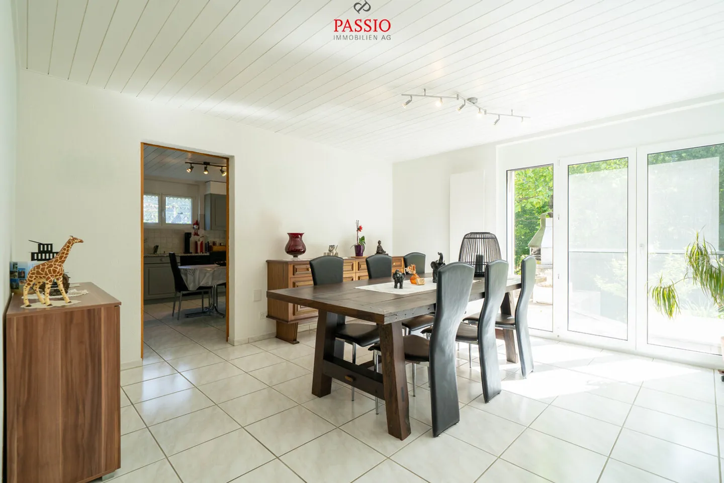 Einfamilienhaus mit 5,5 Zimmern, Swimmingpool und großem Garten - Foto 8 von 37