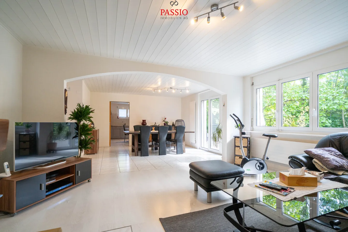 Einfamilienhaus mit 5,5 Zimmern, Swimmingpool und großem Garten - Foto 9 von 37