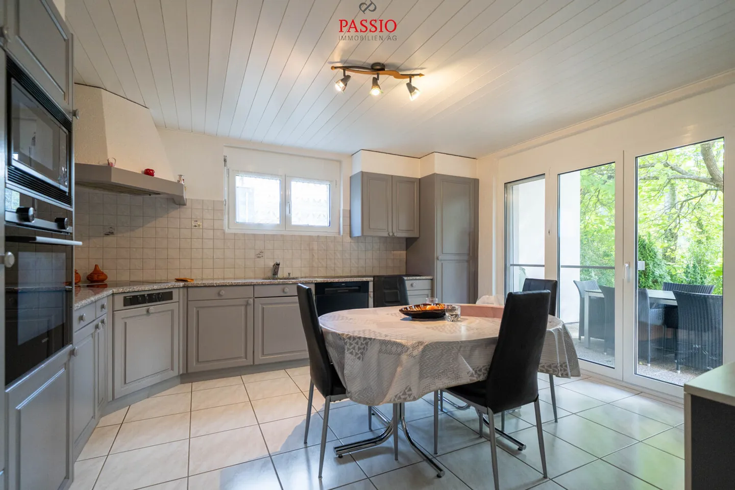 Einfamilienhaus mit 5,5 Zimmern, Swimmingpool und großem Garten - Foto 10 von 37