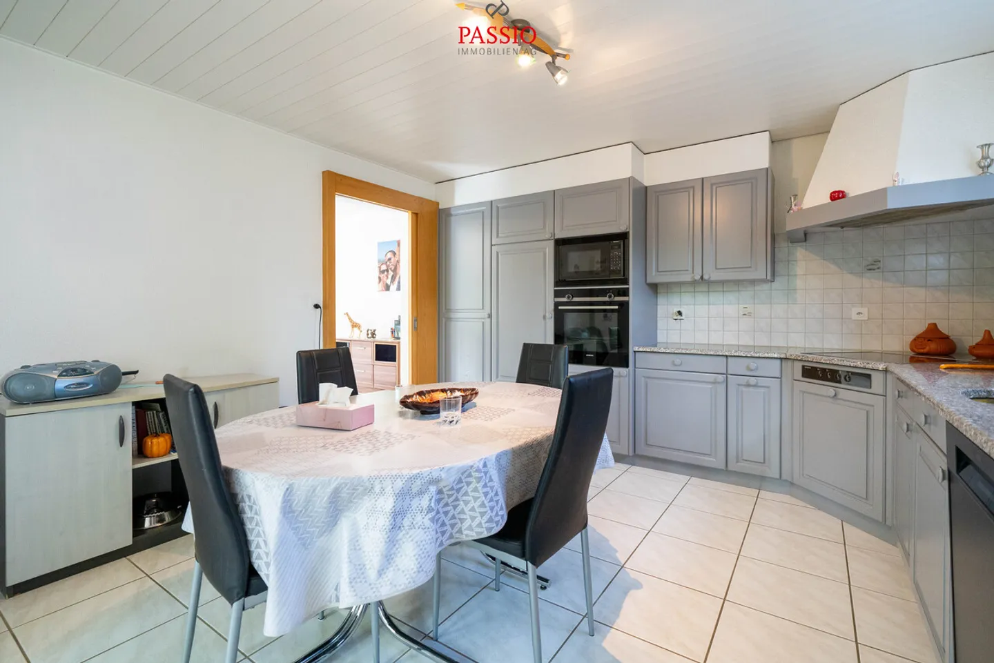 Einfamilienhaus mit 5,5 Zimmern, Swimmingpool und großem Garten - Foto 11 von 37