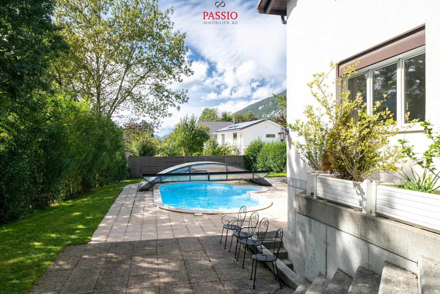 Einfamilienhaus mit 5,5 Zimmern, Swimmingpool und großem Garten - Foto 16 von 37