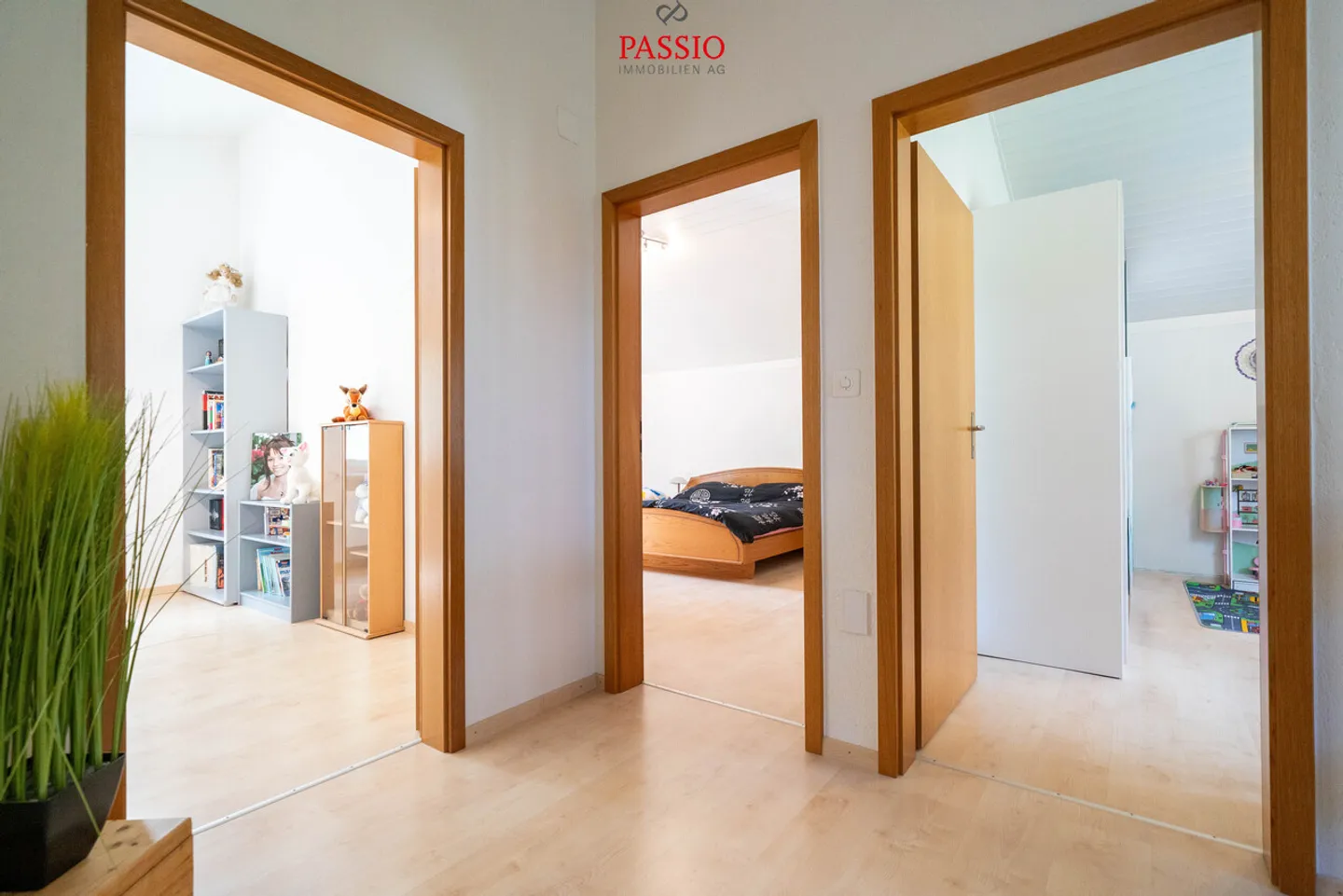 Einfamilienhaus mit 5,5 Zimmern, Swimmingpool und großem Garten - Foto 20 von 37