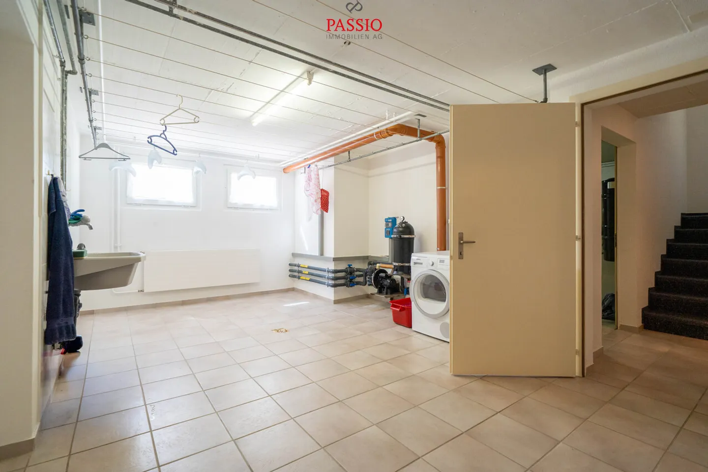 Einfamilienhaus mit 5,5 Zimmern, Swimmingpool und großem Garten - Foto 28 von 37