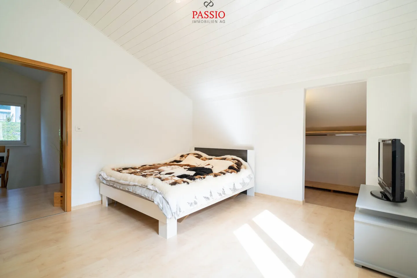 Einfamilienhaus mit 5,5 Zimmern, Swimmingpool und großem Garten - Foto 25 von 37