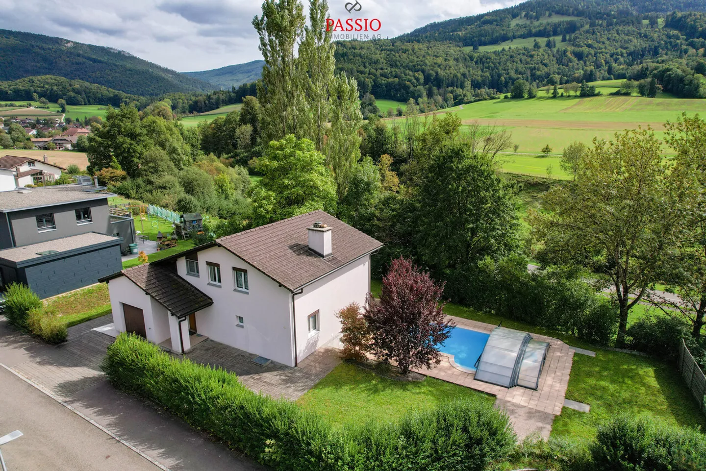 Einfamilienhaus mit 5,5 Zimmern, Swimmingpool und großem Garten - Foto 31 von 37