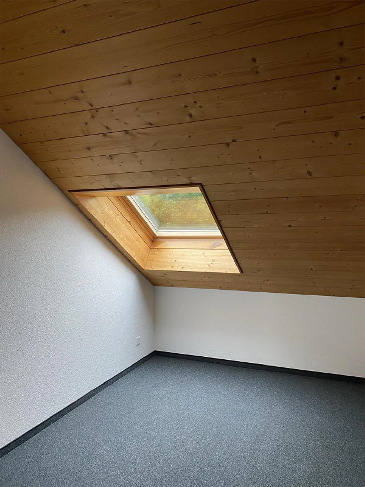 Grosszügige Dachwohnung zu vermieten - Foto 7 von 8