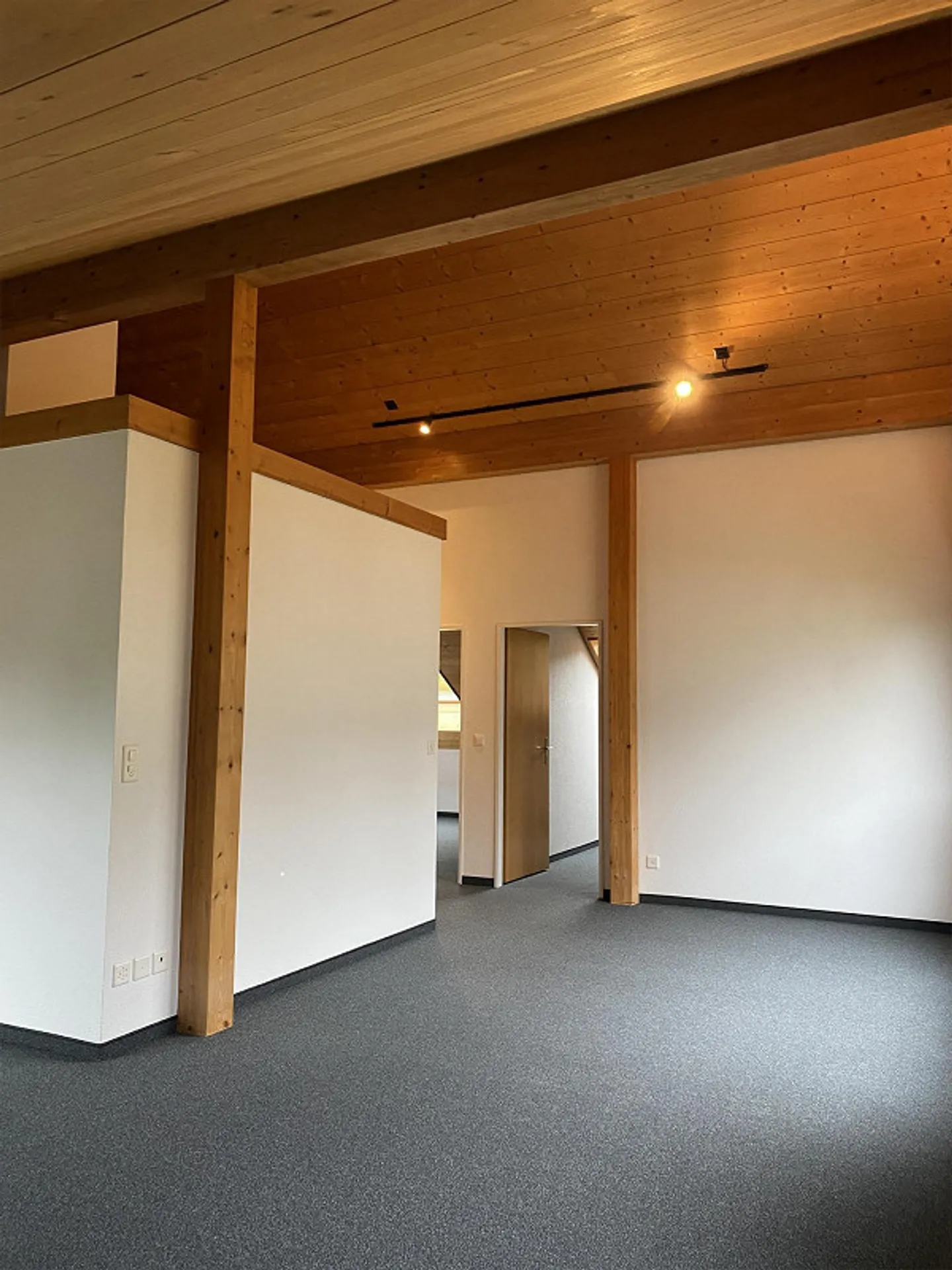 Grosszügige Dachwohnung zu vermieten - Foto 2 von 8