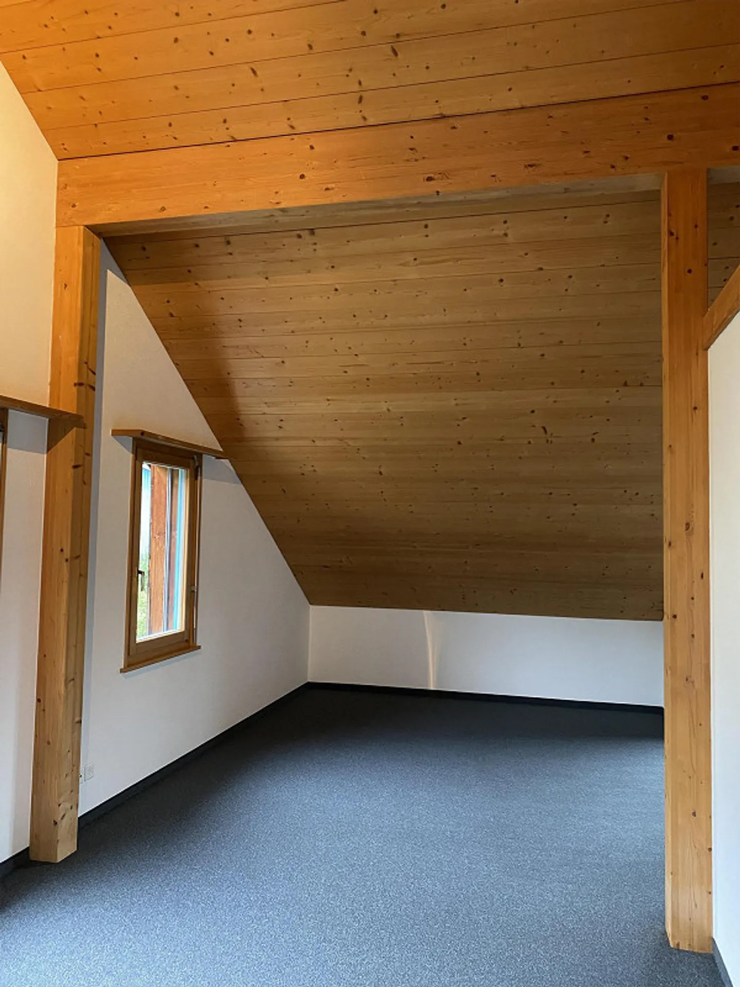 Grosszügige Dachwohnung zu vermieten - Foto 3 von 8