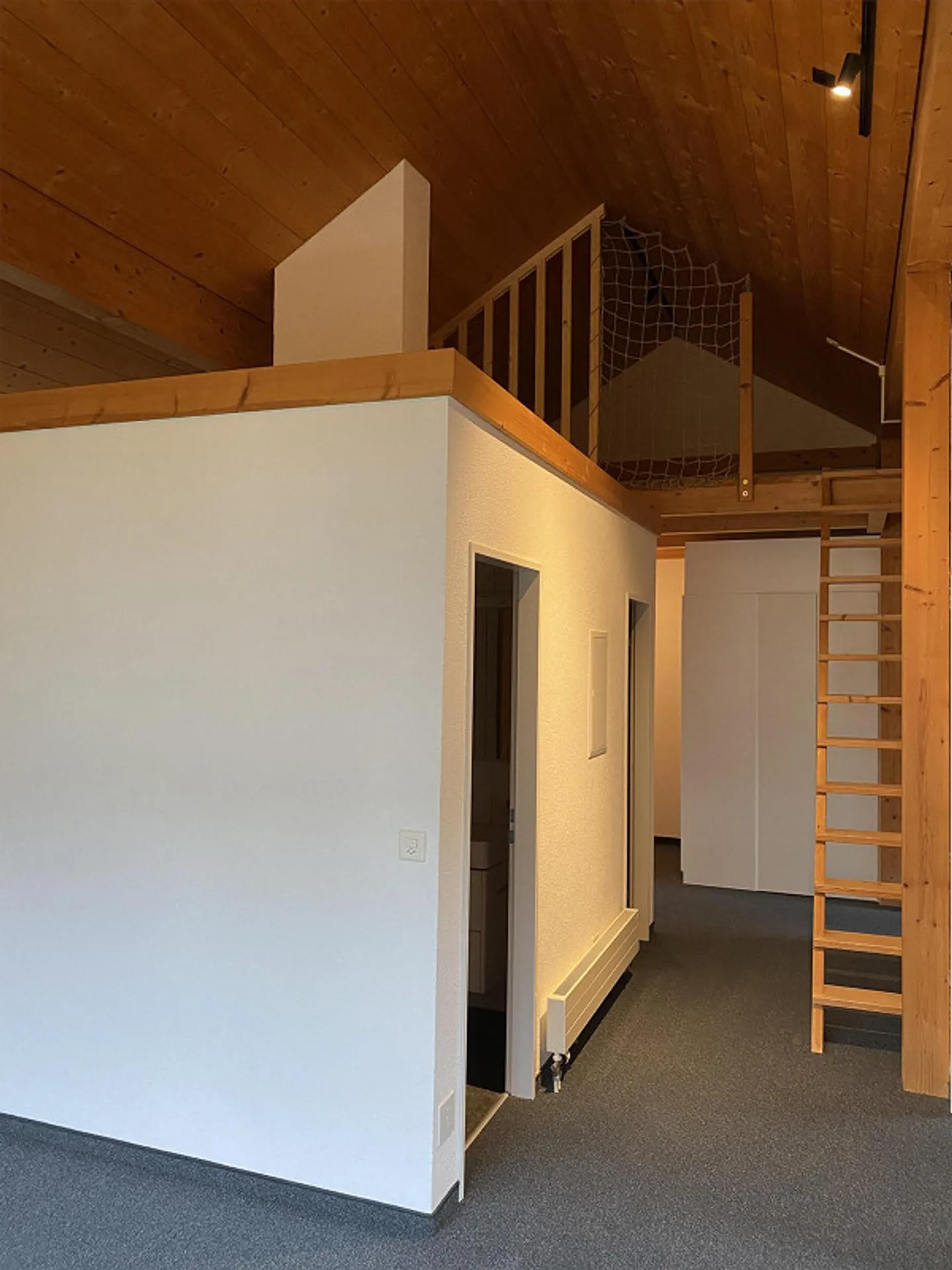 Grosszügige Dachwohnung zu vermieten - Foto 6 von 8