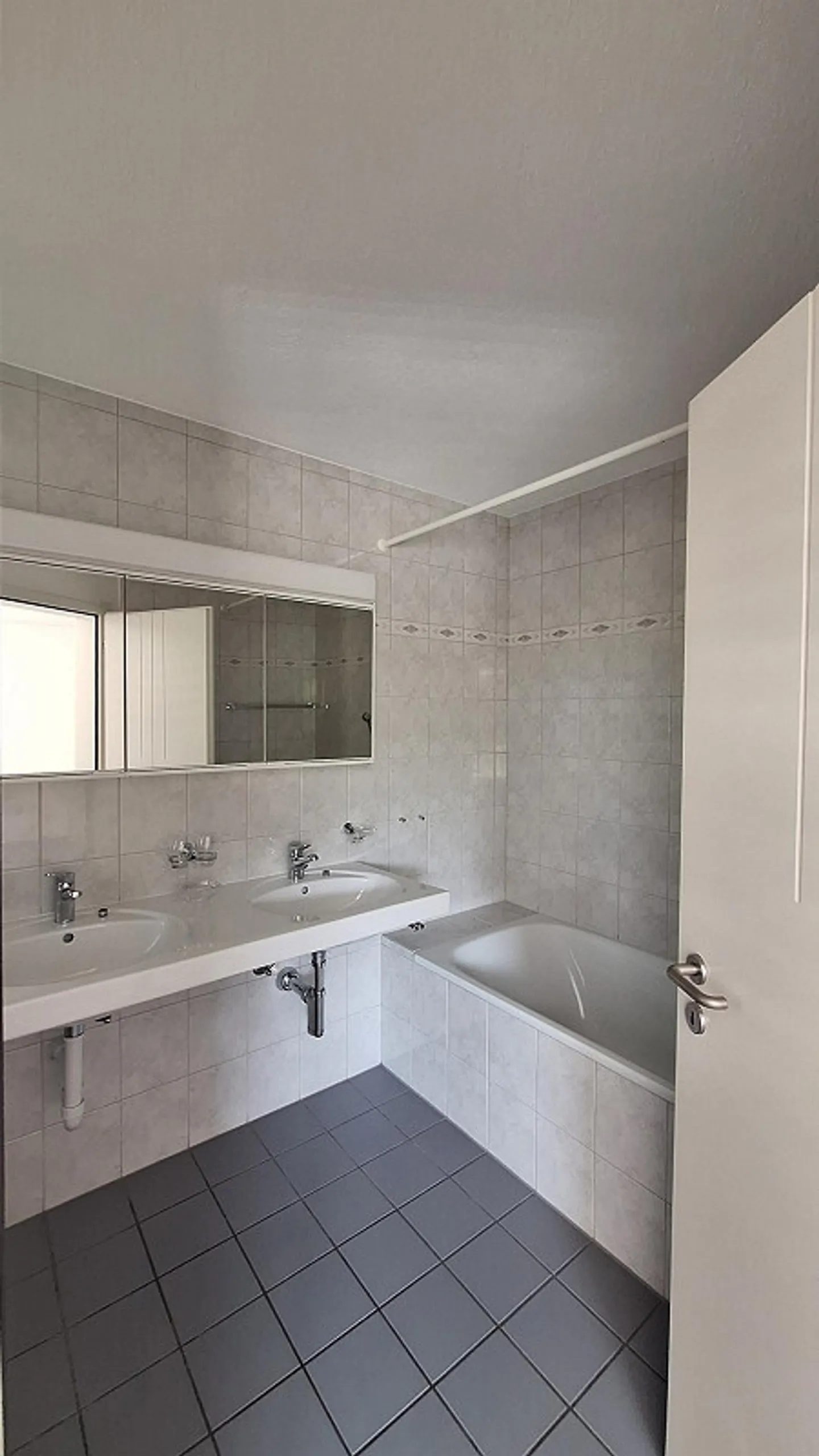 Geräumige Wohnung mit grossem Balkon - Foto 1 von 13