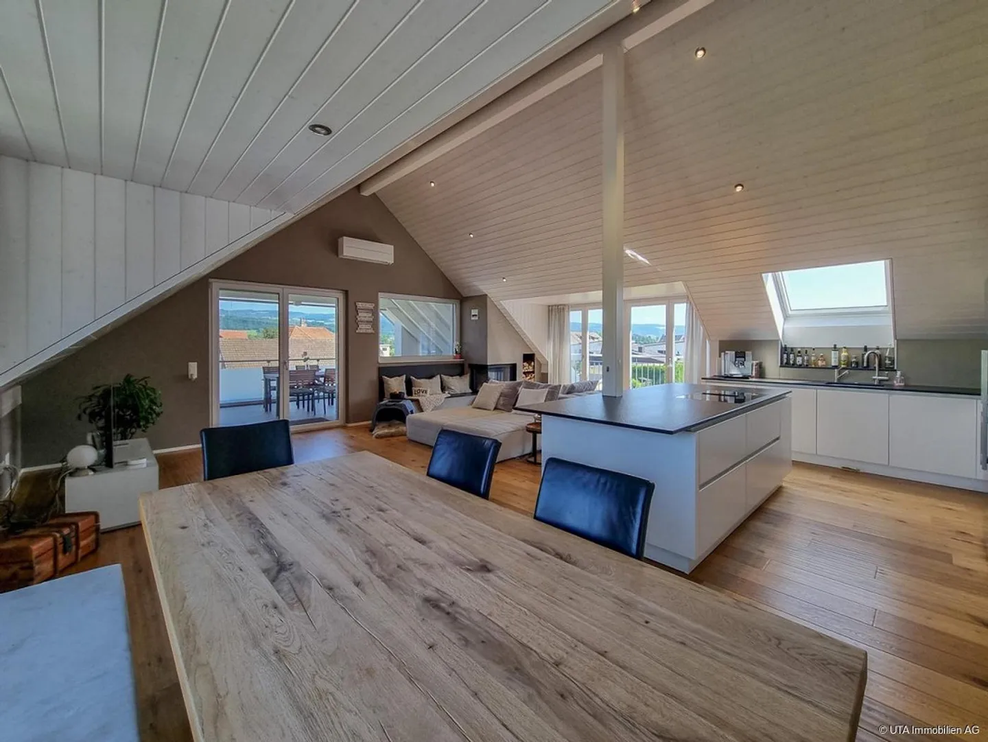 Aussergewöhnliche Maisonettewohnung mit Komfort auf allen Ebenen - Foto 2 von 15