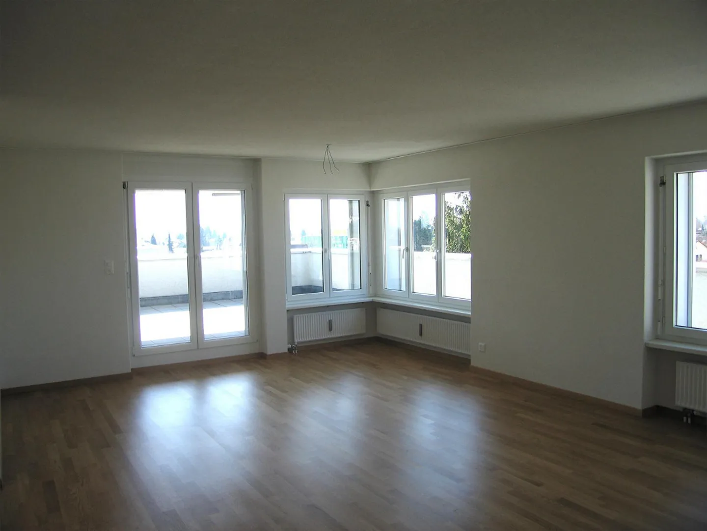 Light-Filled Penthouse Apartment - Photo 4 of 6