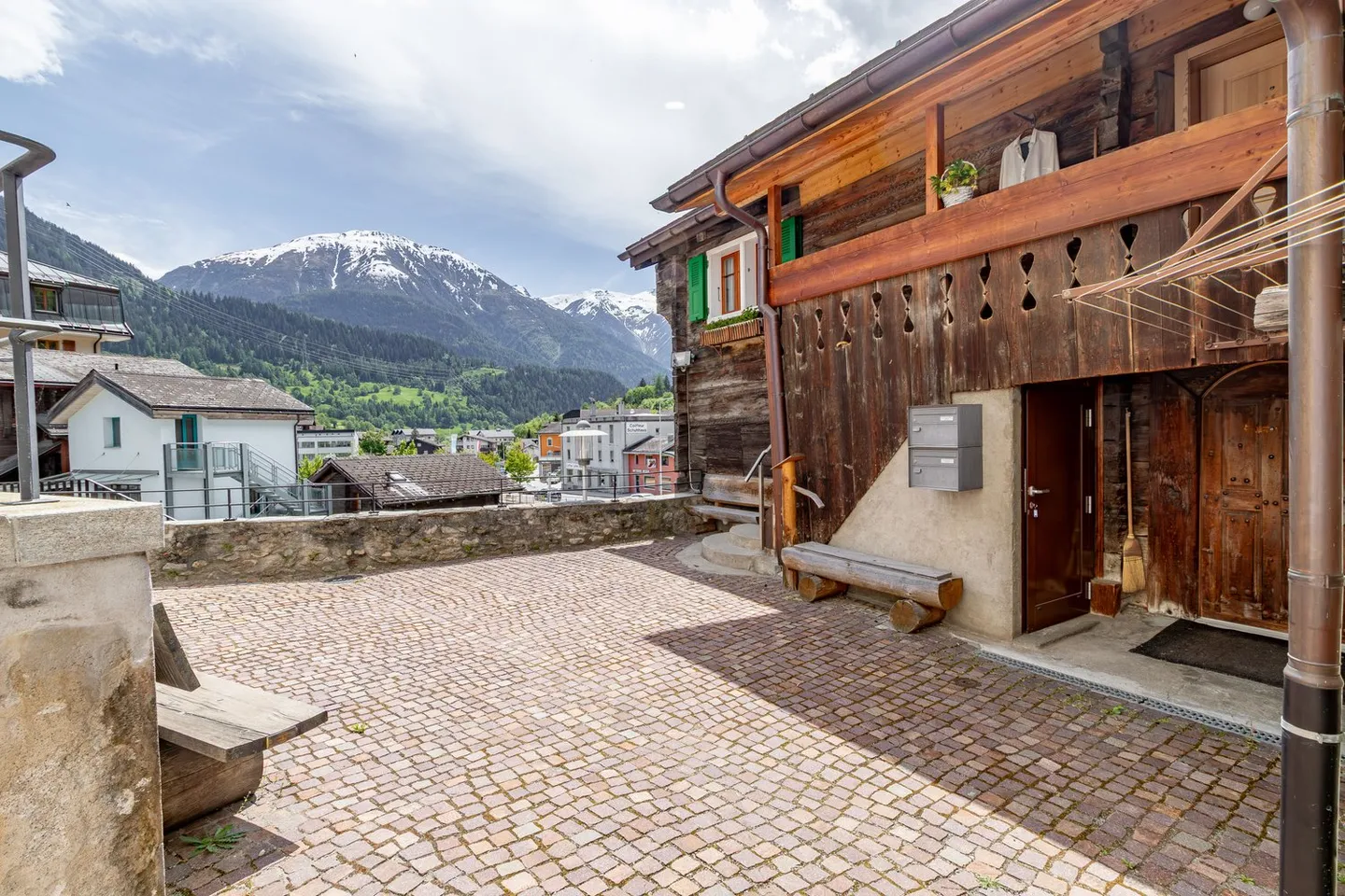 Appartement authentique de 4,5 pièces dans le centre historique du village de Fiesch - Photo 2 sur 12