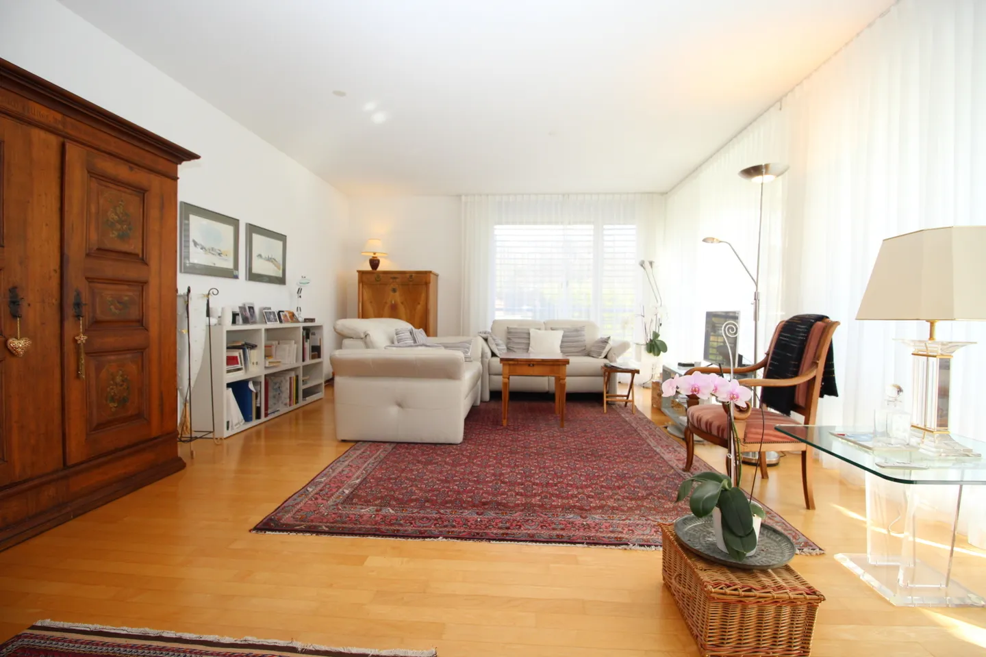 Spacious Apartment with Terrace - Photo 3 of 13