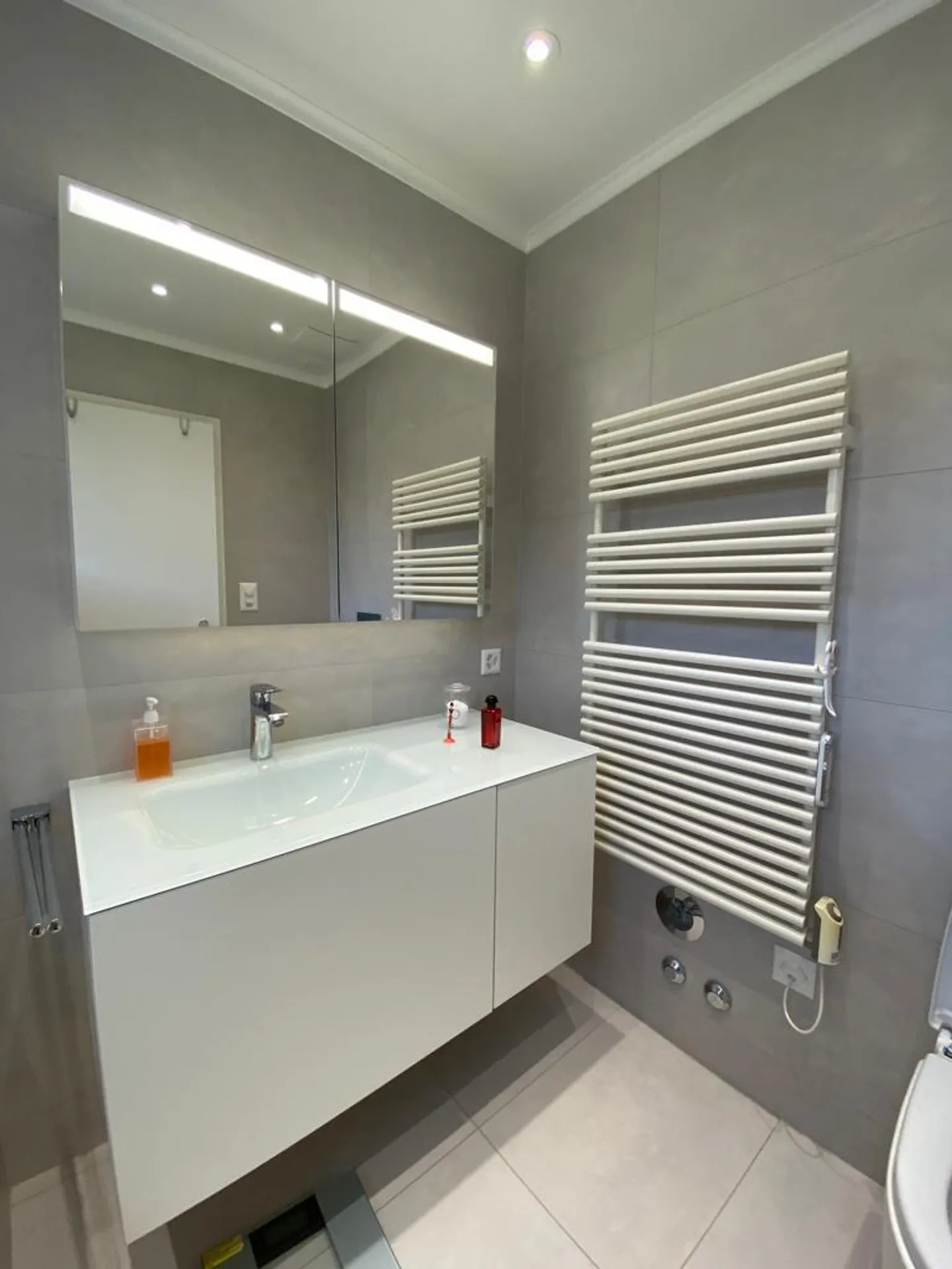 Spacious Apartment with Terrace - Photo 13 of 13