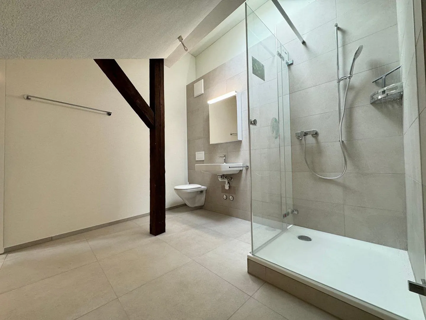 Modern apartment in a central location for rent - Photo 5 of 9